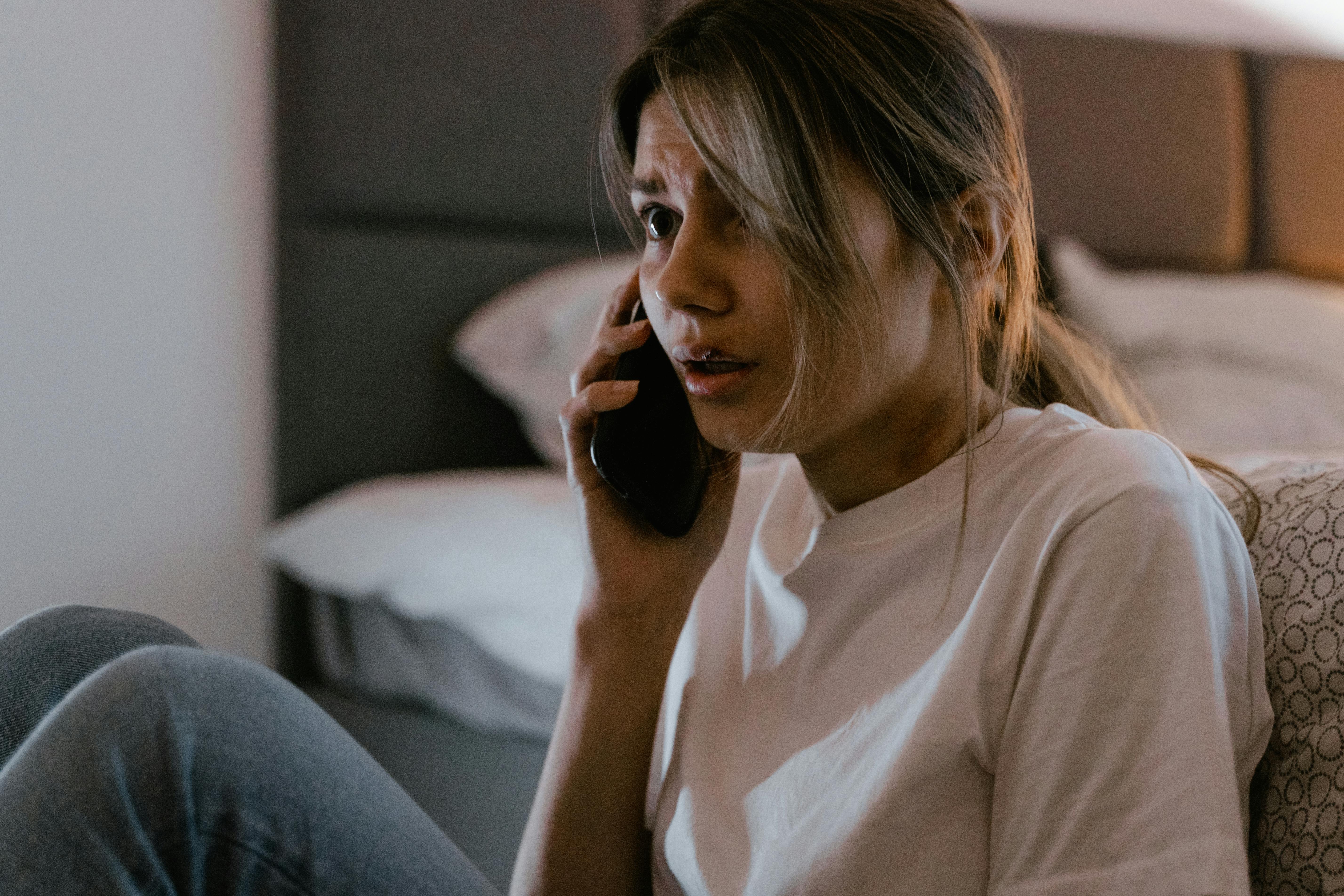 Una mujer alterada en una llamada | Fuente: Pexels