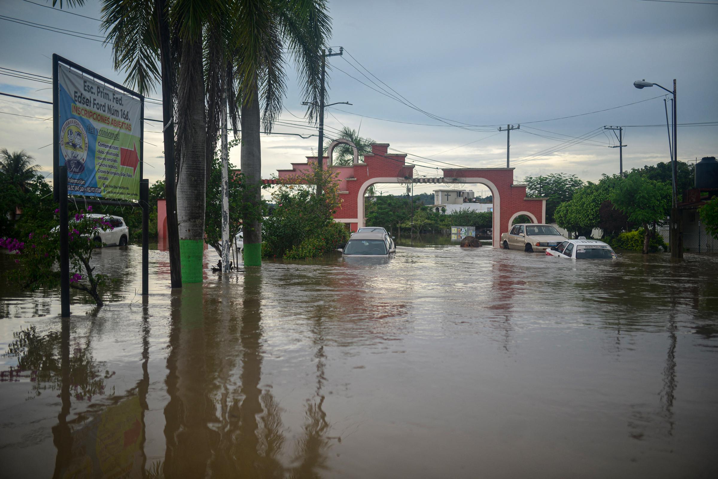 Vehículos permanecen parcialmente sumergidos en una calle inundada tras las fuertes lluvias en Poza Rica, Veracruz, México, el 10 de octubre de 2025. | Fuente: Getty Images