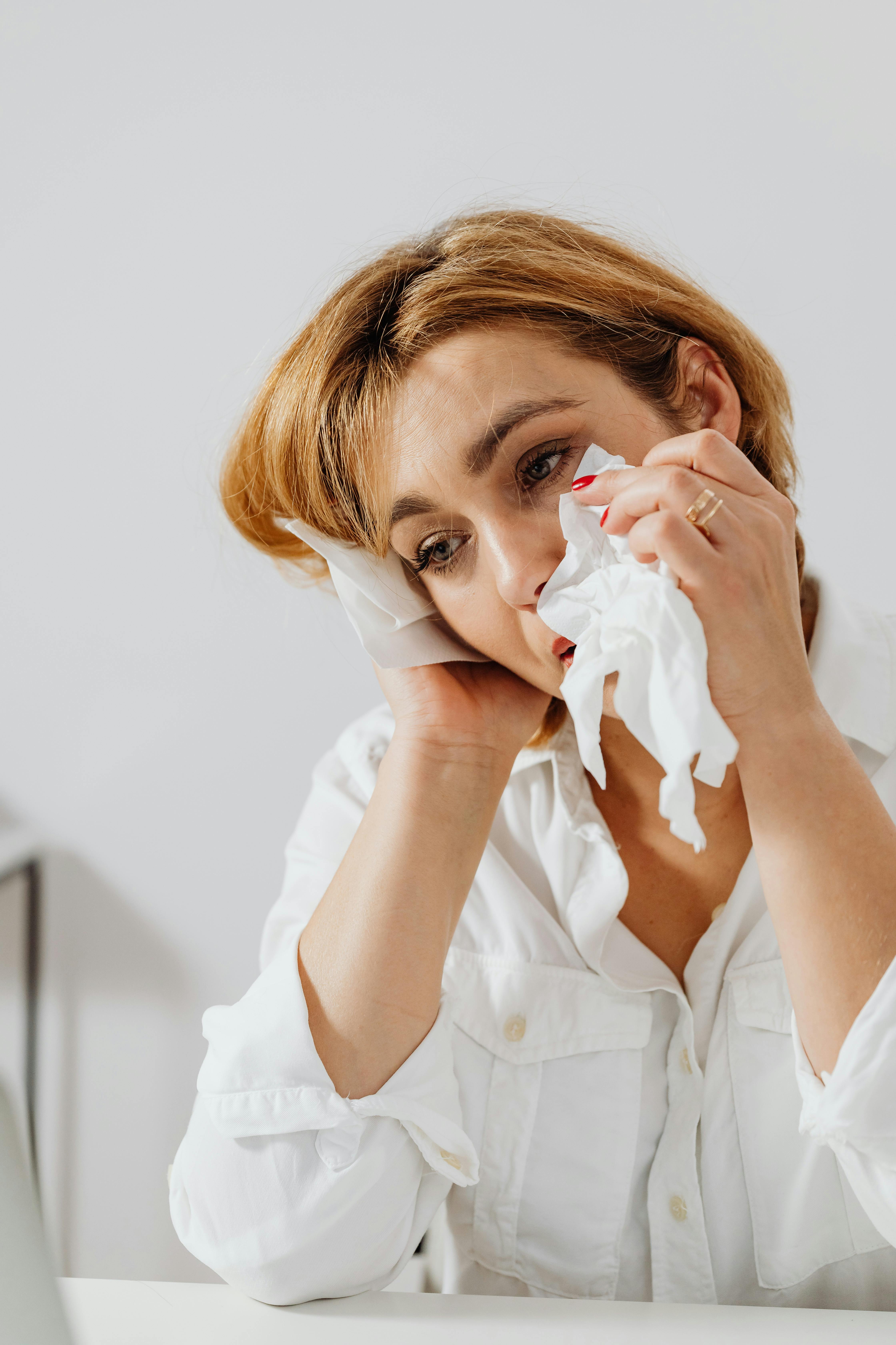 Una mujer alterada con pañuelos | Fuente: Pexels