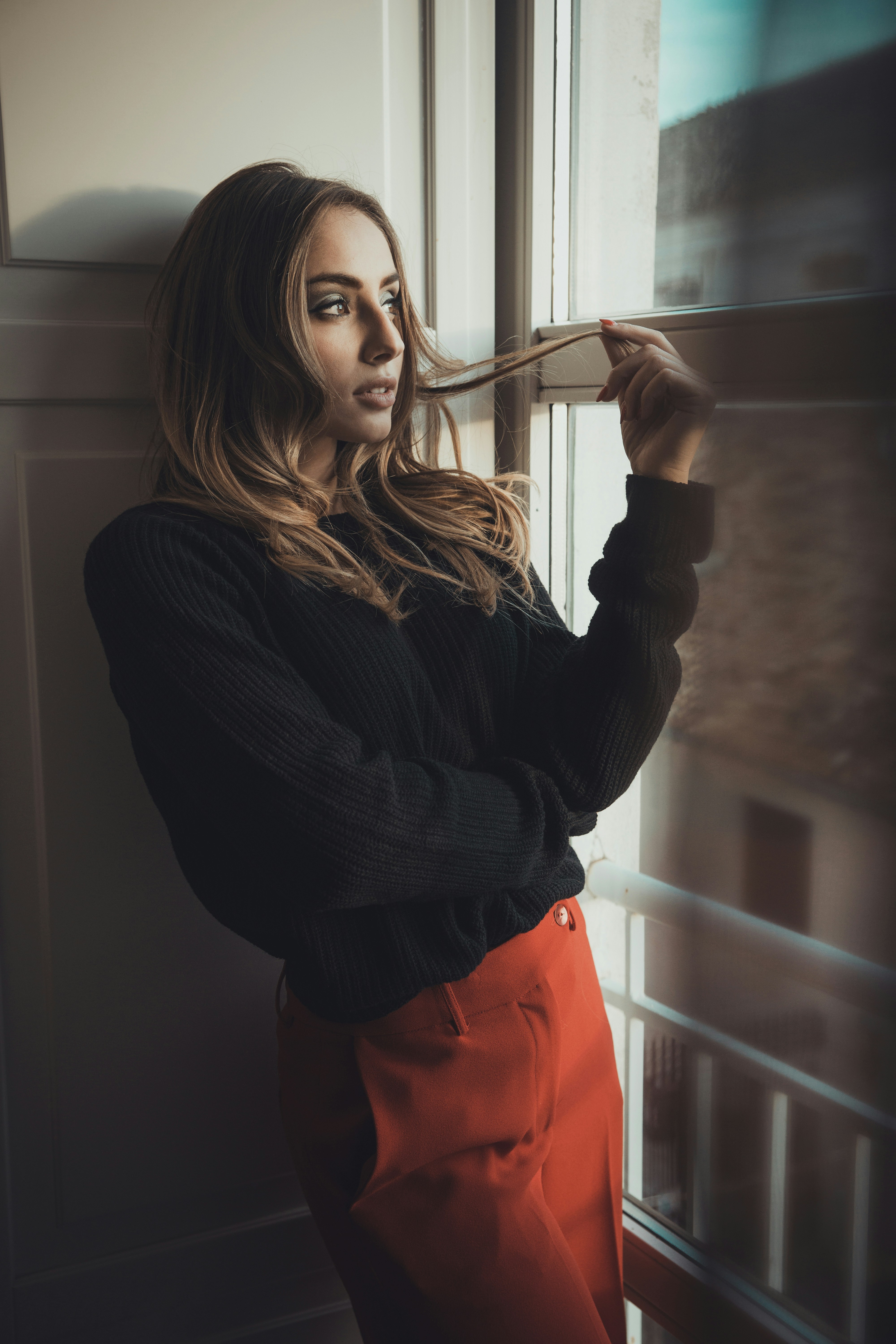 Una joven junto a una ventana | Fuente: Unsplash