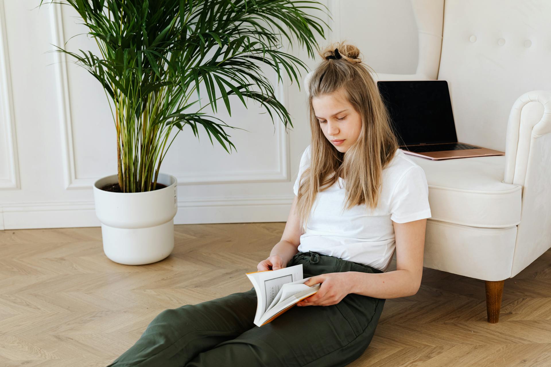 Una adolescente leyendo un libro | Fuente: Pexels