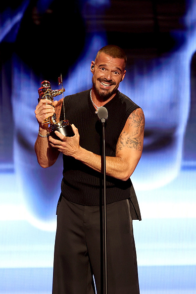 Ricky Martin recibe el "Latin Icon Award" sobre el escenario durante los MTV Video Music Awards 2025 en el UBS Arena el 7 de septiembre de 2025 en Elmont, Nueva York | Fuente: Getty Images