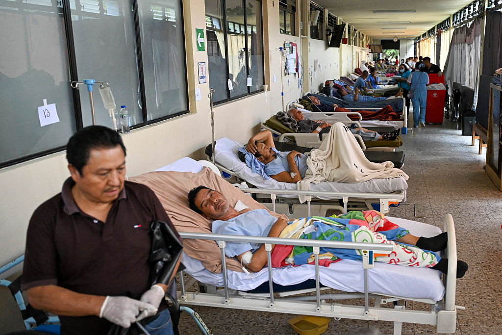 Pacientes descansan en una zona segura del Hospital El Hermano Pedro, adonde fueron trasladados tras varios sismos en Antigua, Guatemala, el 9 de julio de 2025. | Foto: Getty Images