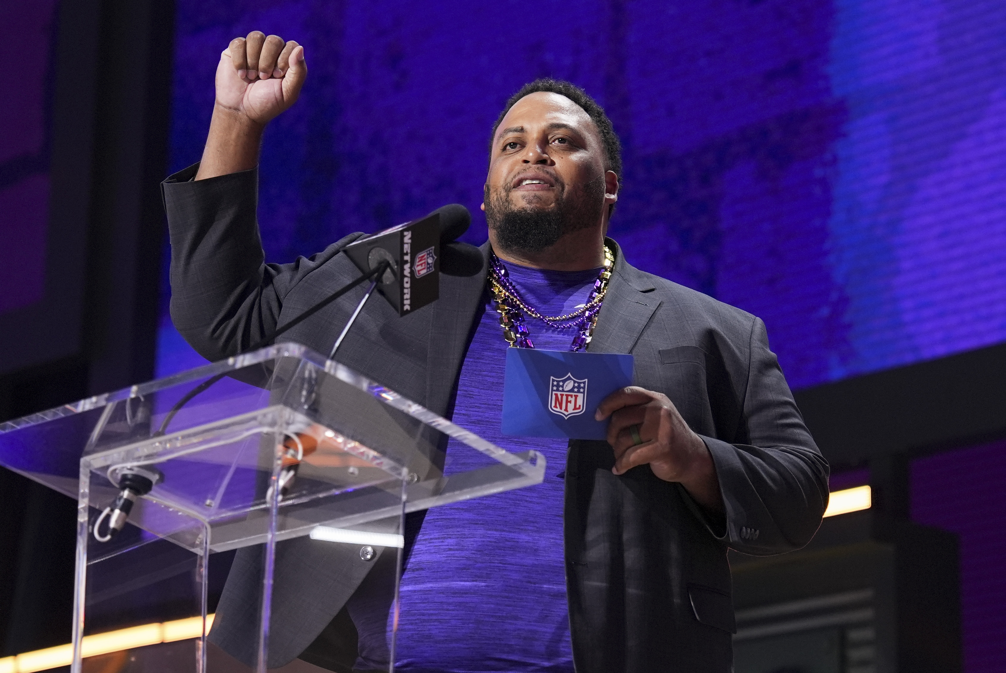 El atleta anuncia una elección durante la segunda ronda del Draft de la NFL el 25 de abril de 2025, en Green Bay, Wisconsin | Fuente: Getty Images