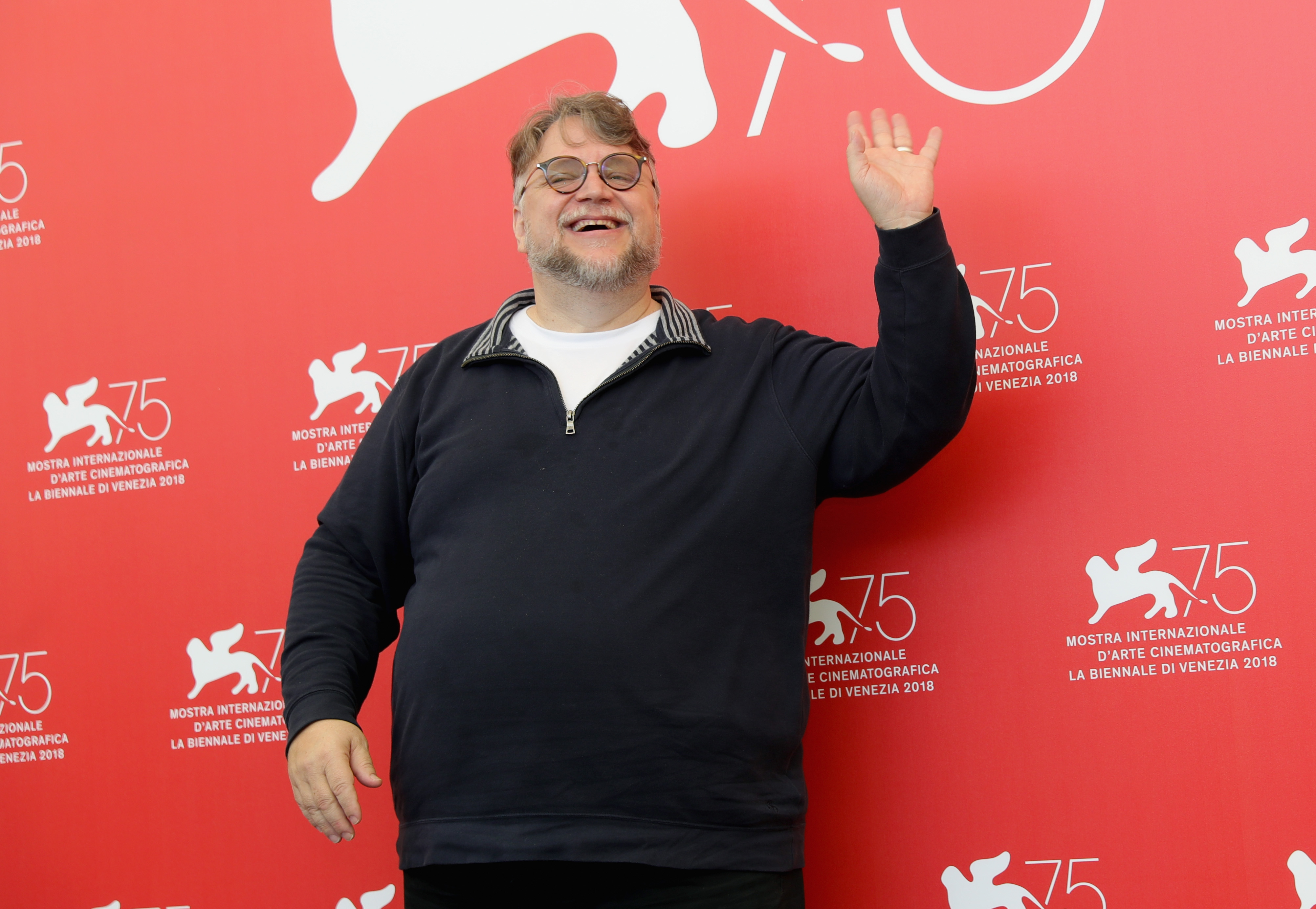 El presidente del jurado de la Competición Oficial, Guillermo Del Toro, asiste a la sesión fotográfica del jurado durante el 75º Festival de Cine de Venecia en la Sala Casino el 29 de agosto de 2018 en Venecia, Italia. | Fuente: Getty Images