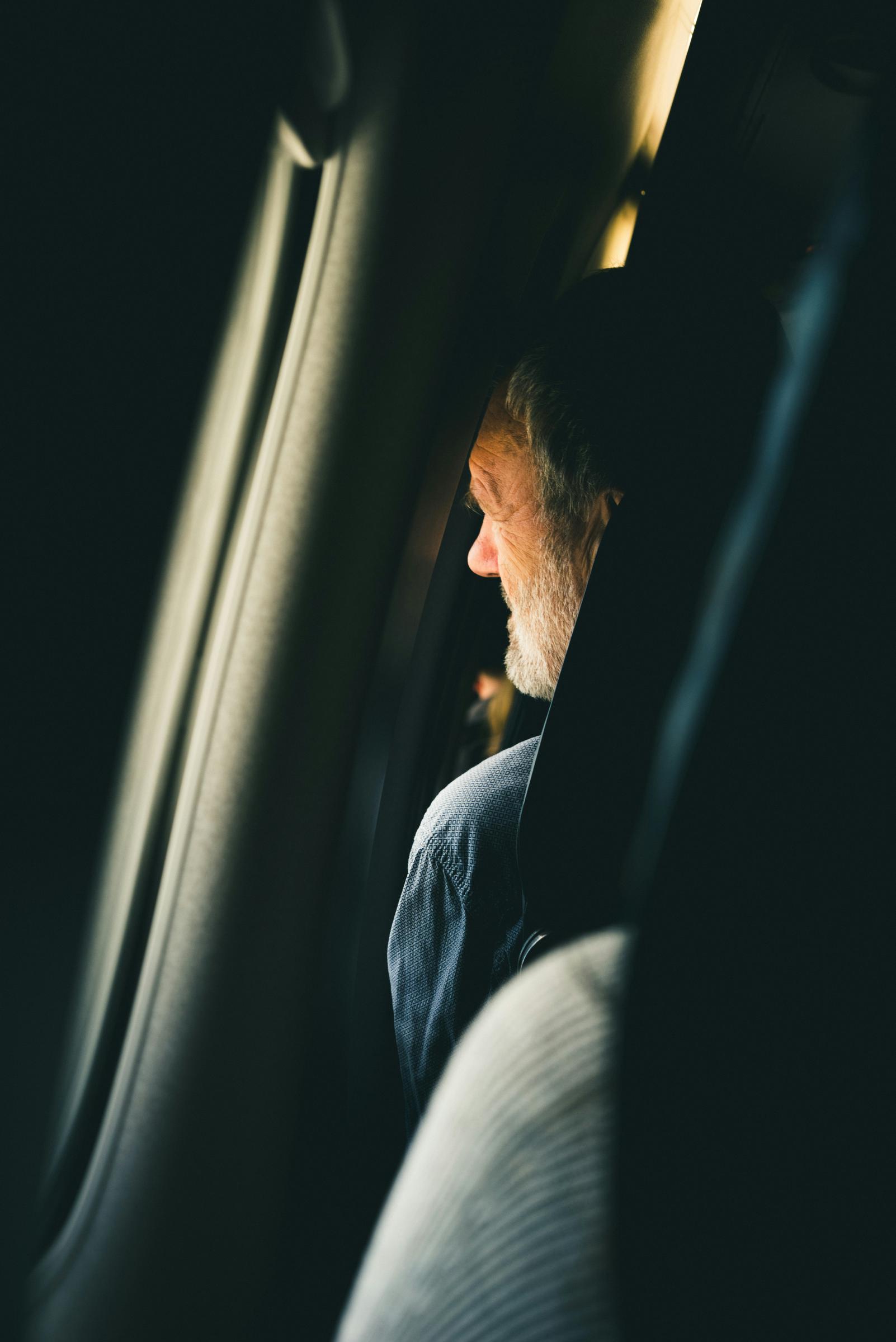 Hombre sentado en el asiento de un avión | Fuente: Pexels