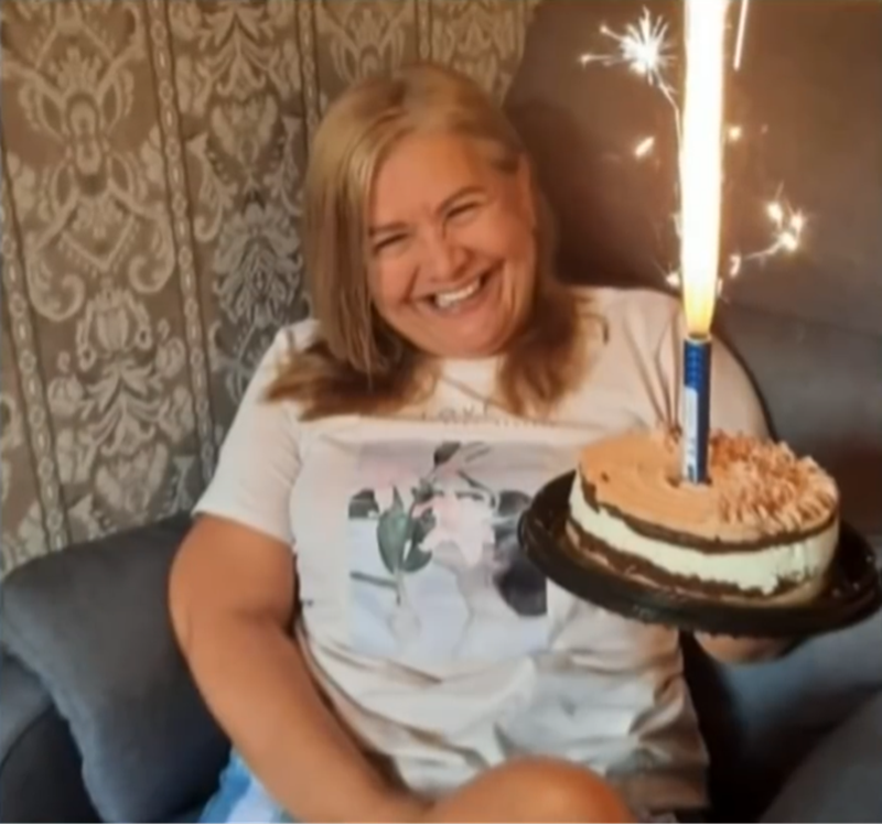 Martha Sepúlveda con un pastel de cumpleaños | Fuente: YouTube/N+ UNIVISION