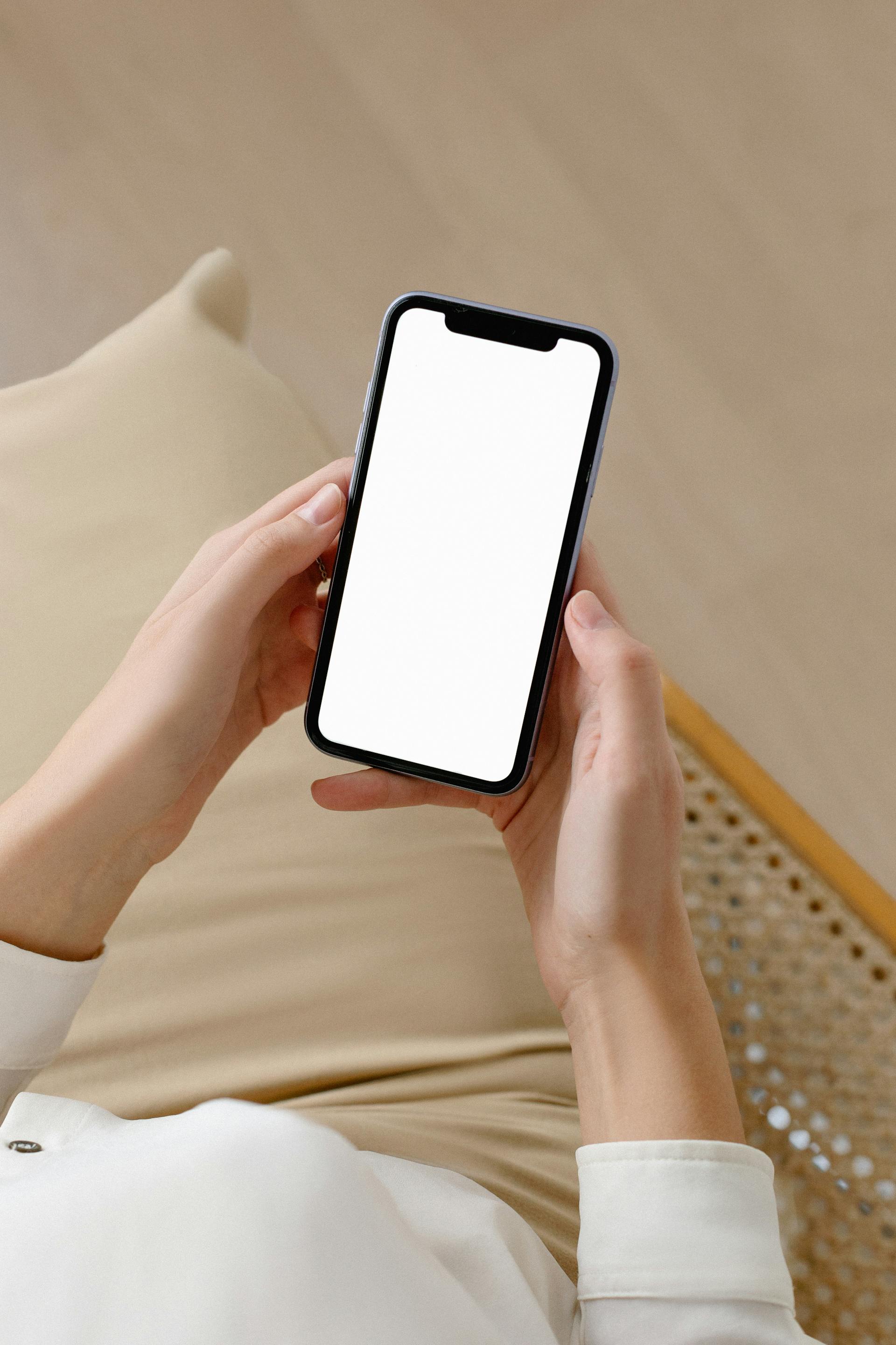 Una mujer mirando su teléfono | Fuente: Pexels
