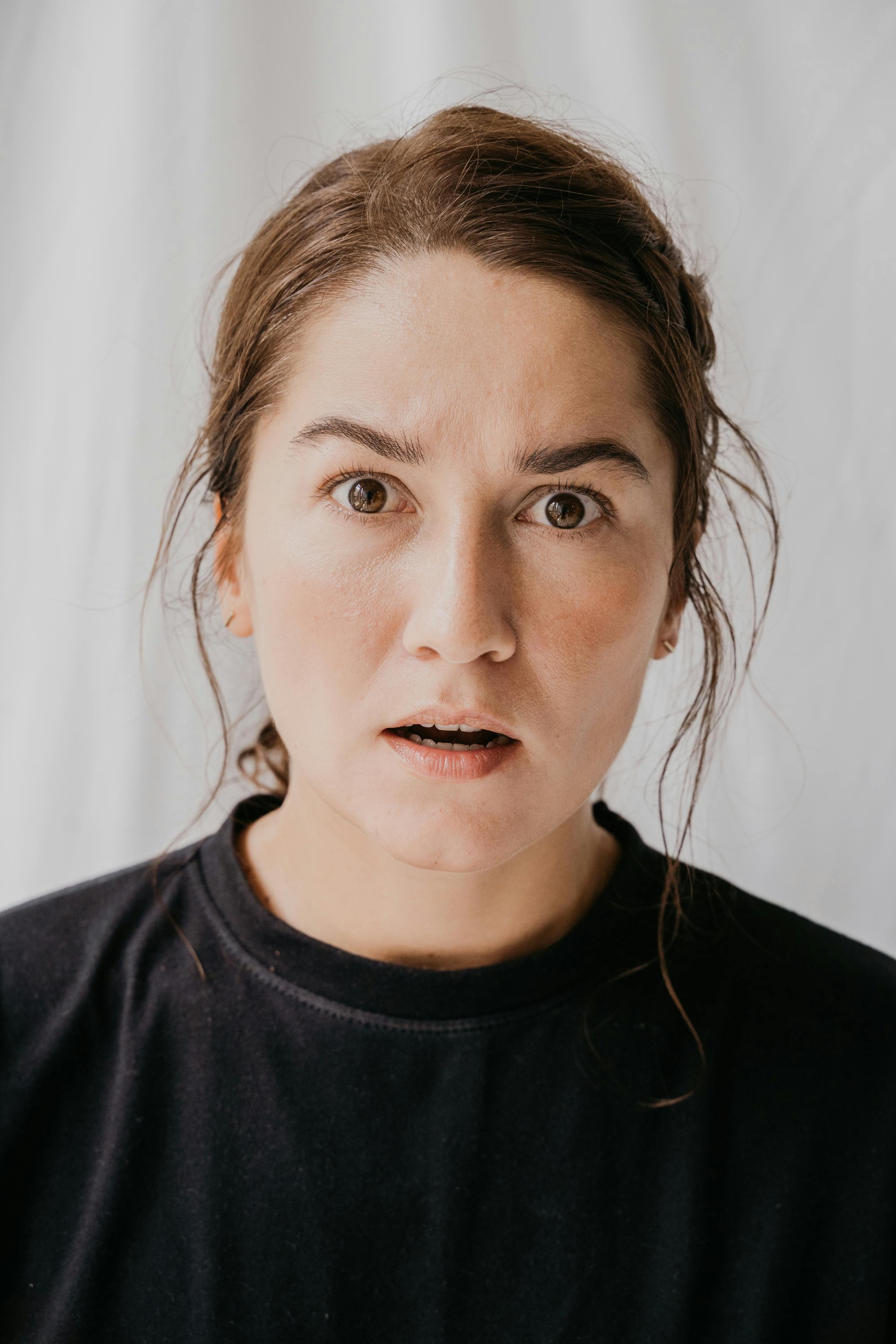 Una mujer mirando sorprendida | Fuente: Pexels