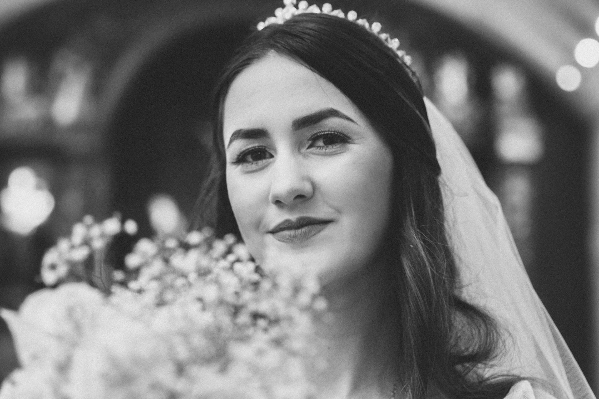 Una novia con aspecto serio | Fuente: Pexels