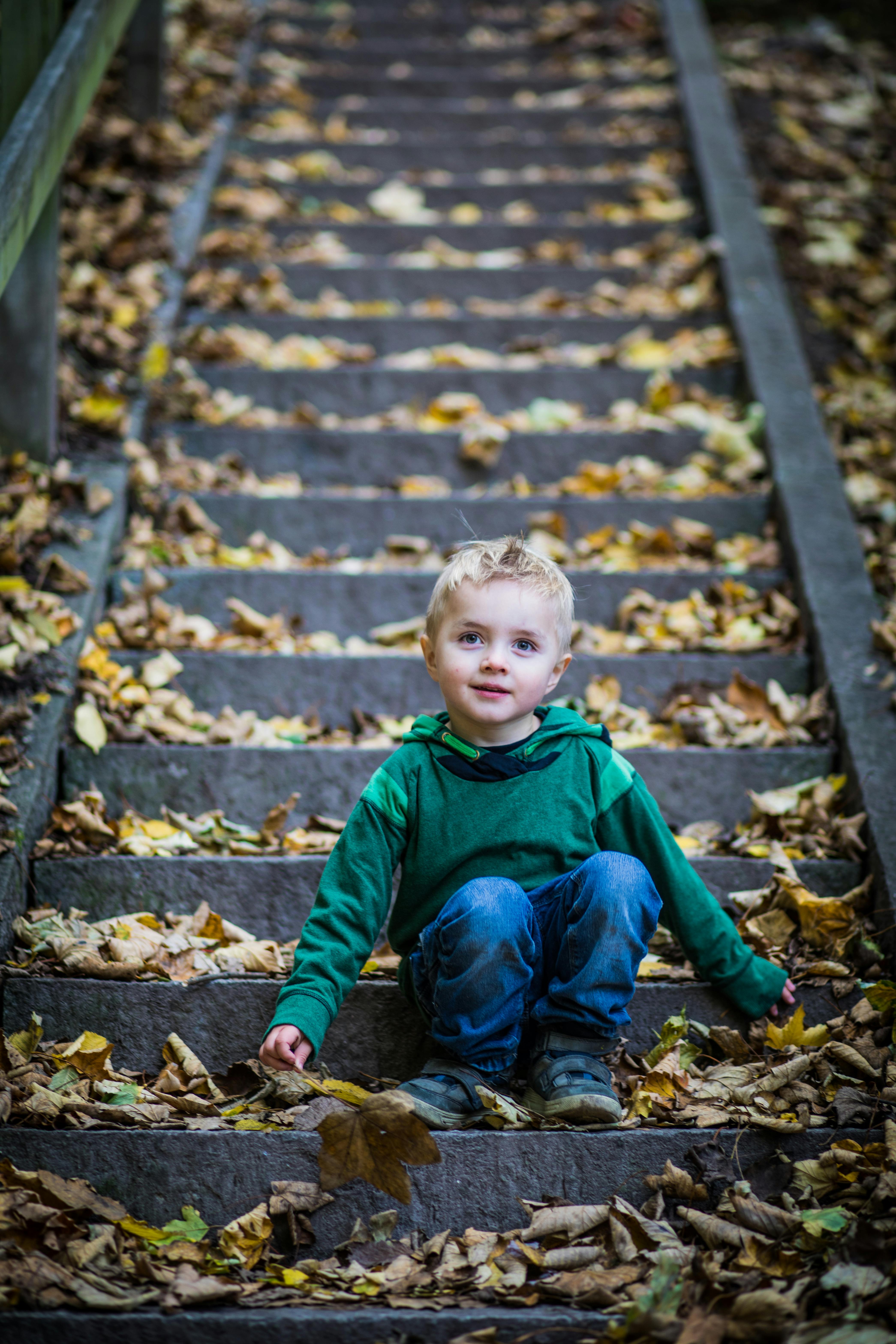 Un niño sentado en las escaleras | Fuente: Pexels