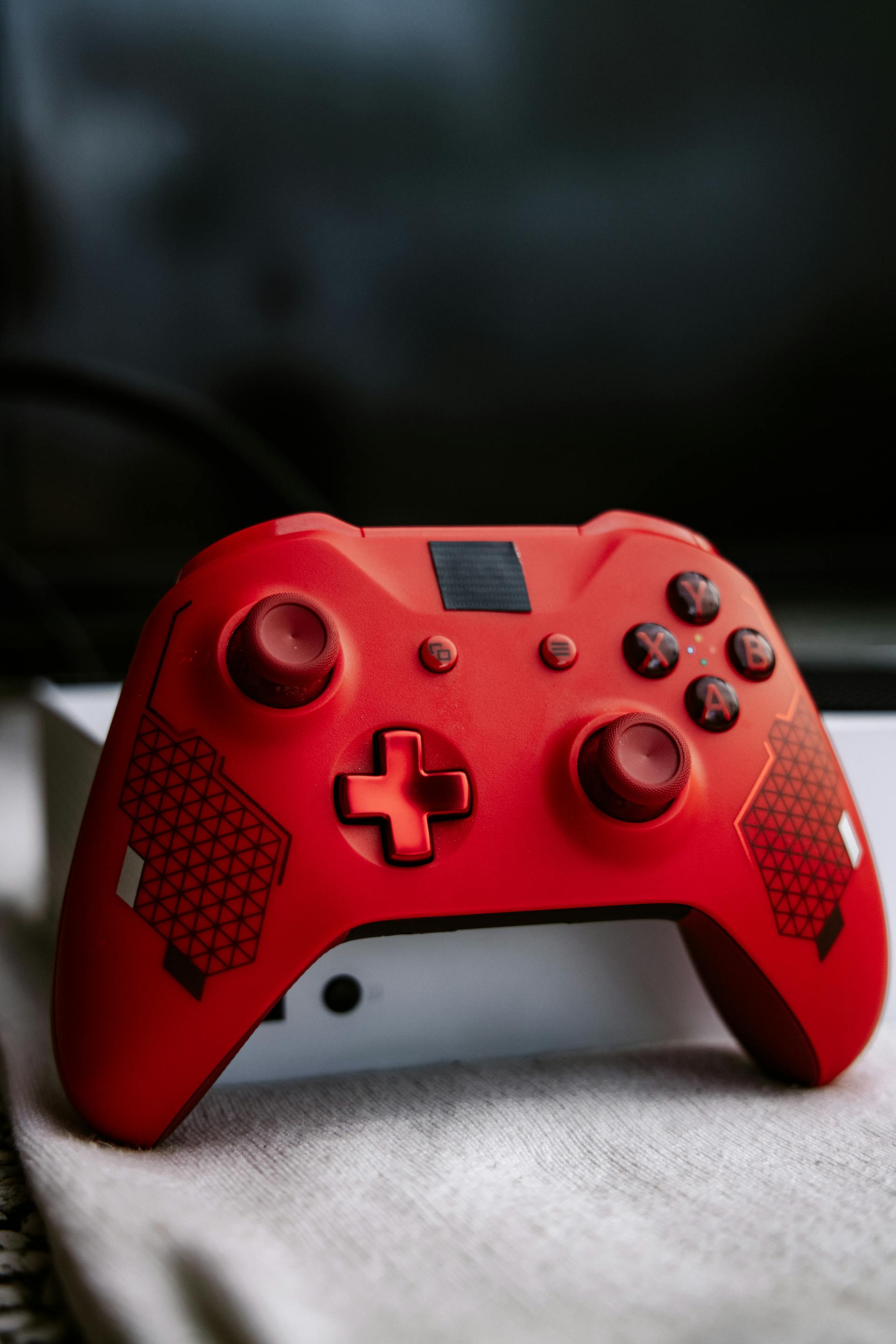 Primer plano de un mando rojo de Xbox | Fuente: Pexels