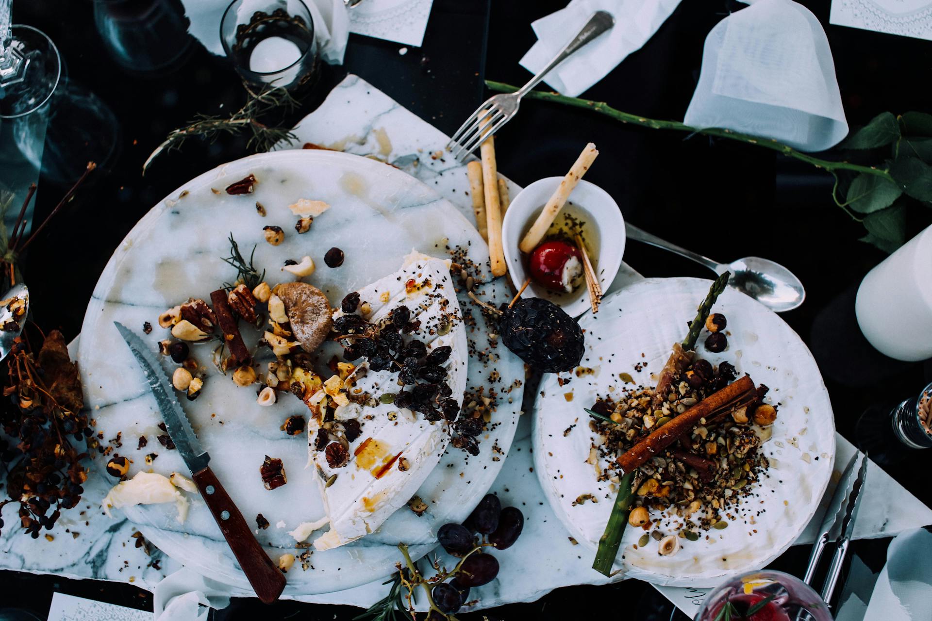 Platos con restos de comida | Fuente: Pexels