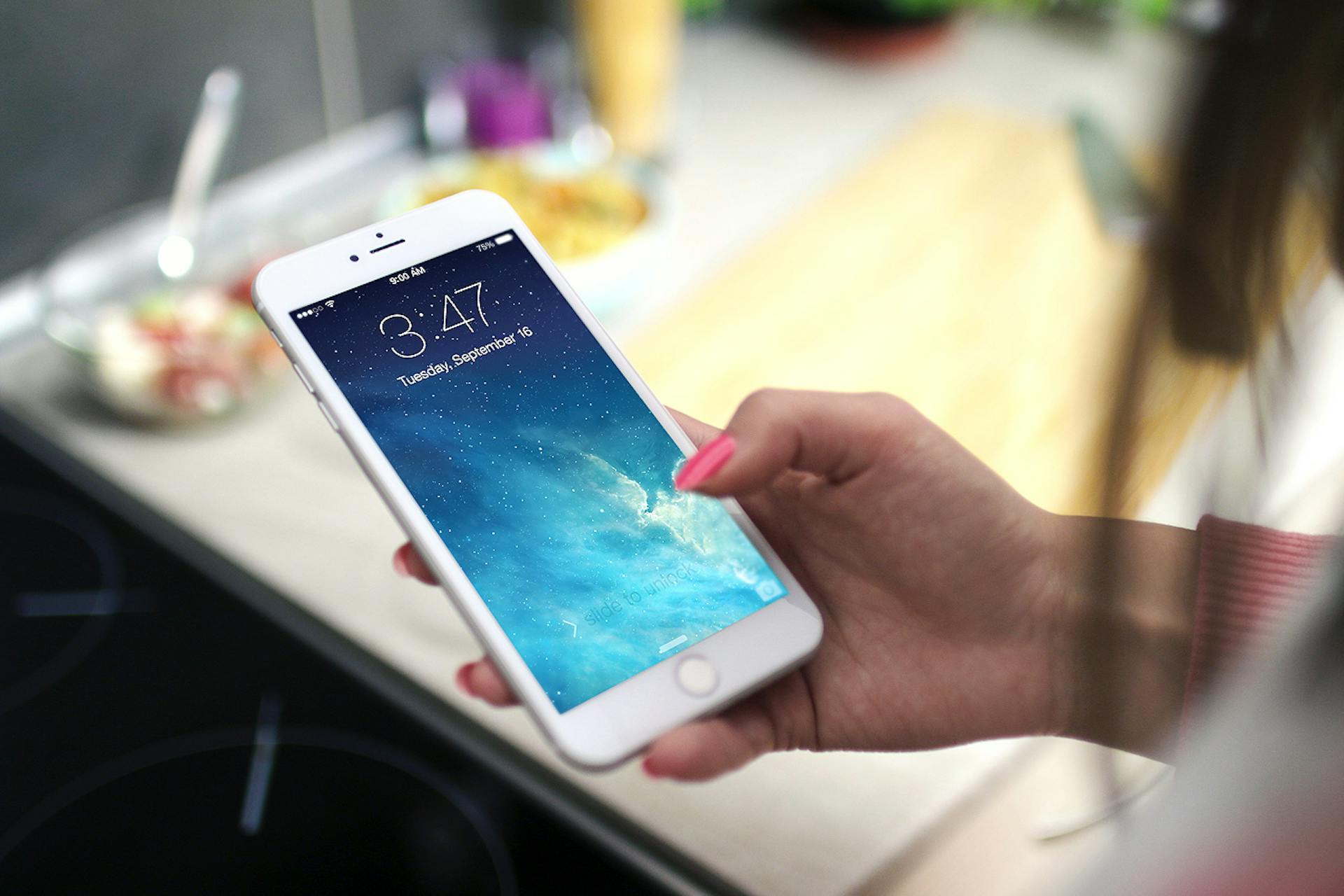 Una mujer sujetando un teléfono móvil | Fuente: Pexels