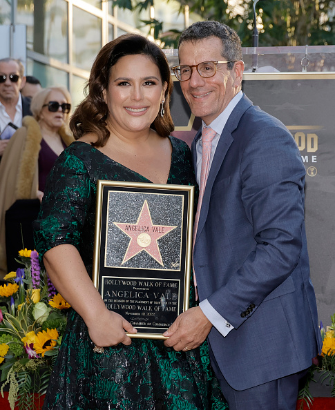 Angélica Vale (izquierda), junto a su esposo Otto Padrón, recibe una estrella en el Paseo de la Fama de Hollywood el 10 de noviembre de 2022 en Hollywood, California | Fuente: Getty Images