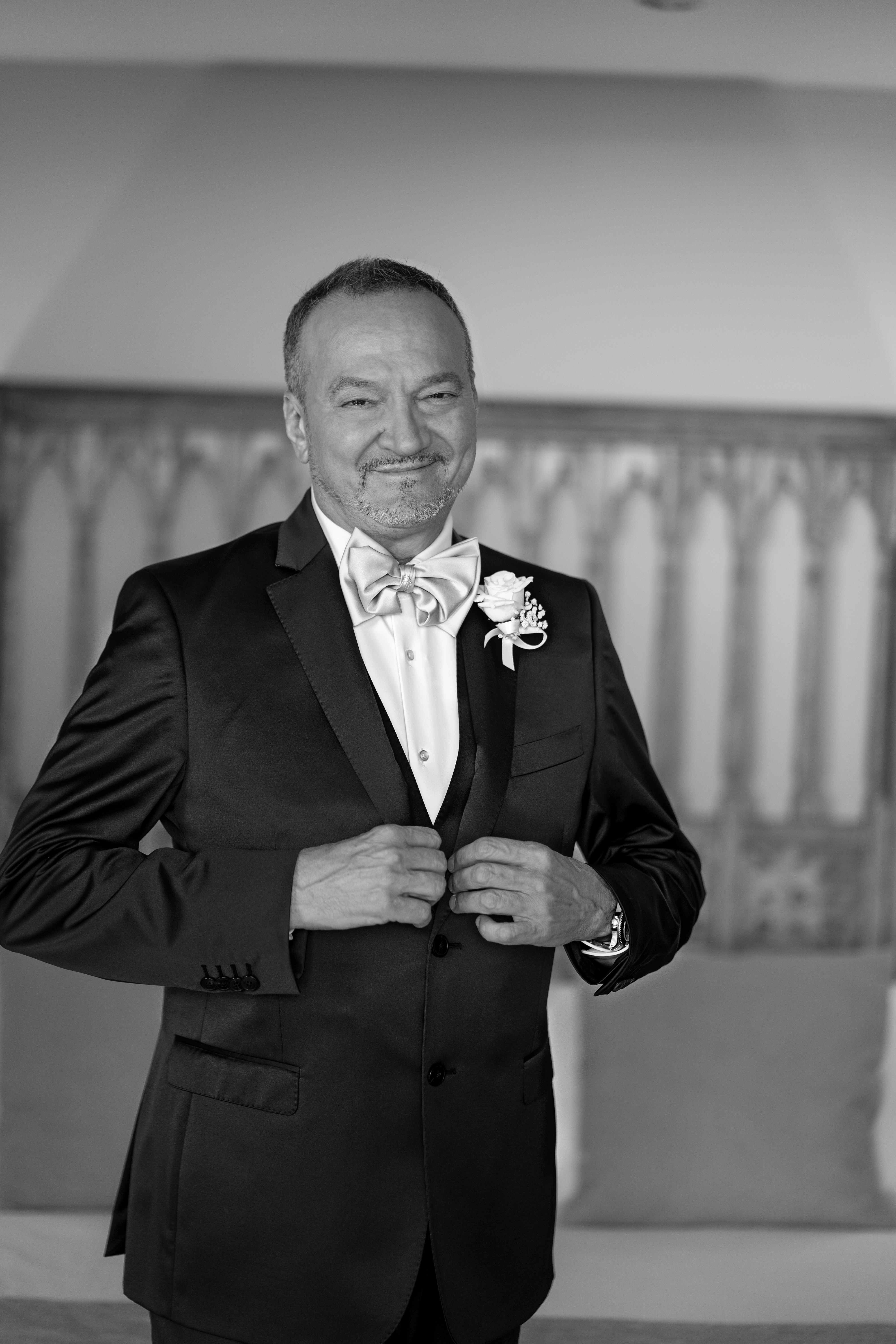 Un hombre con traje sonriendo ligeramente | Fuente: Unsplash