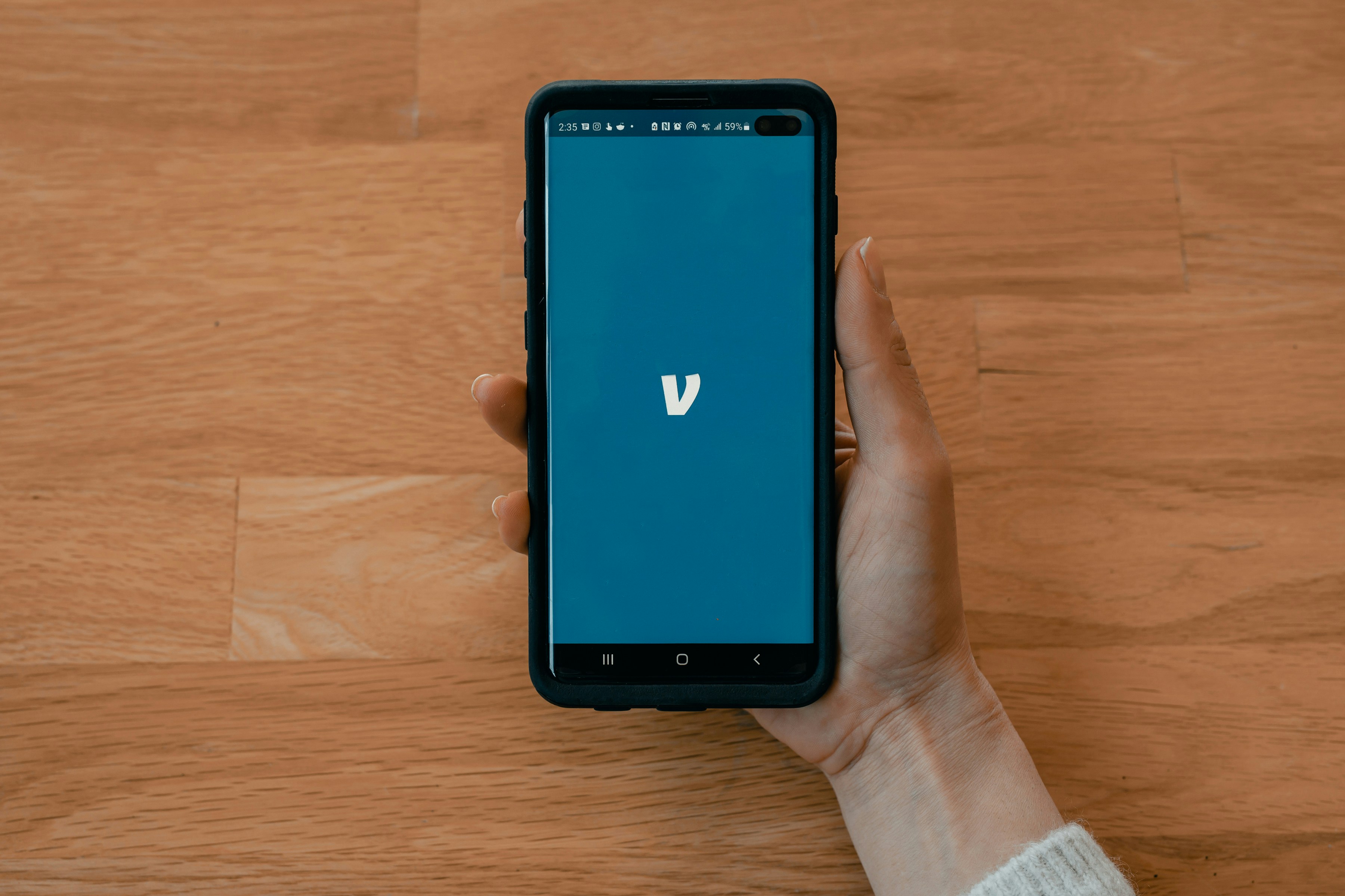 Una persona con un teléfono móvil en la mano | Fuente: Unsplash