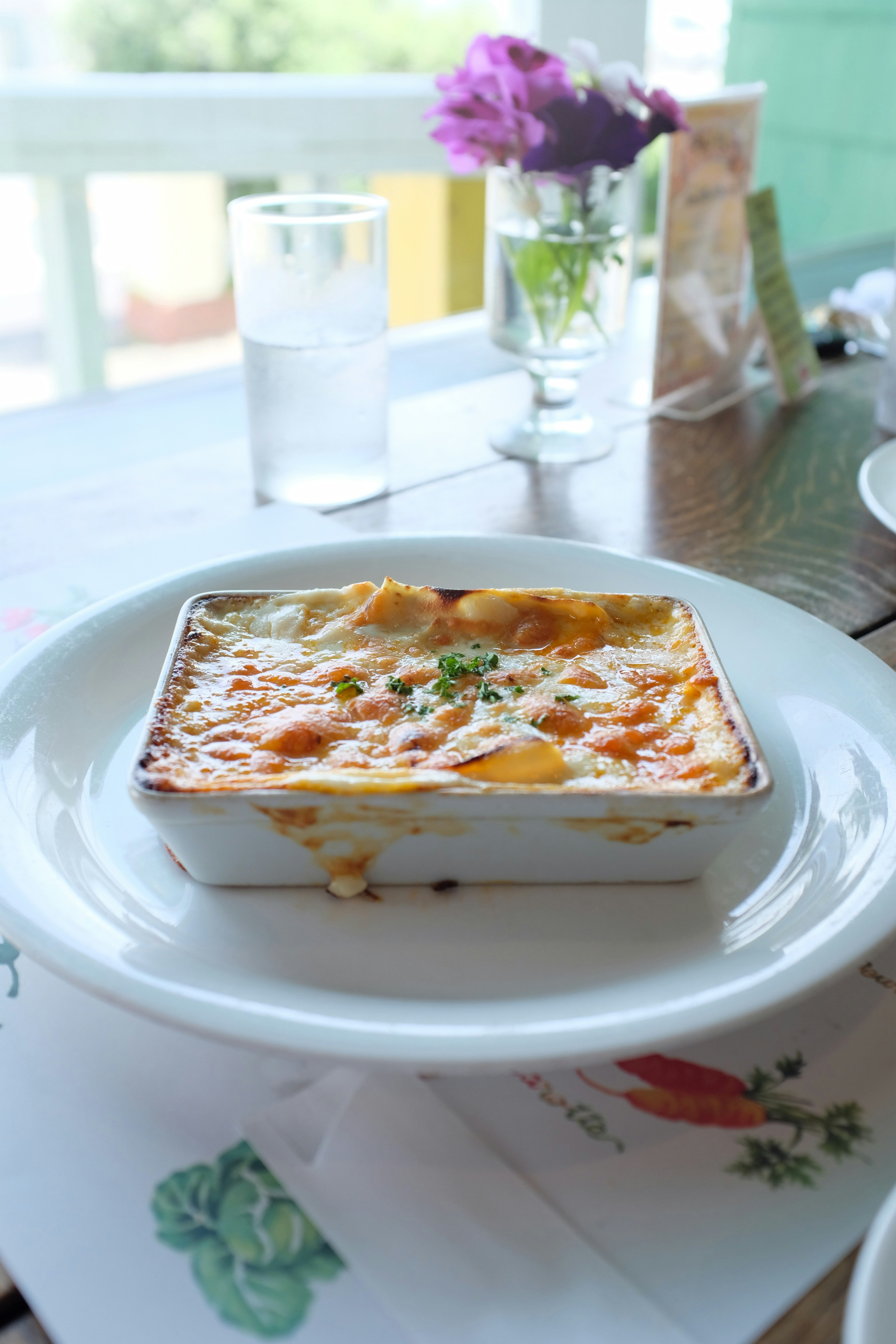 Una cazuela de lasaña sobre una mesa | Fuente: Unsplash