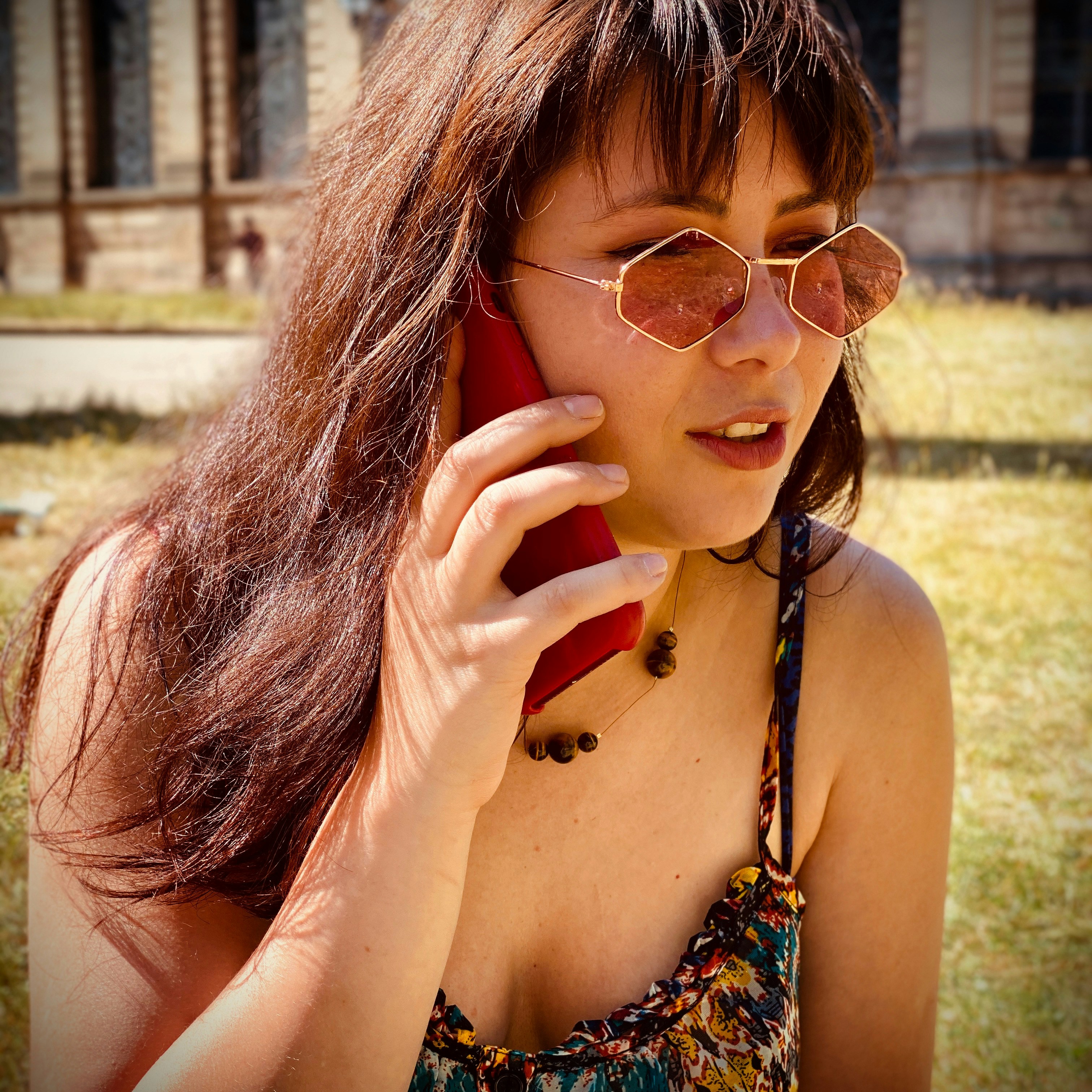 Una chica seria en una llamada | Fuente: Unsplash