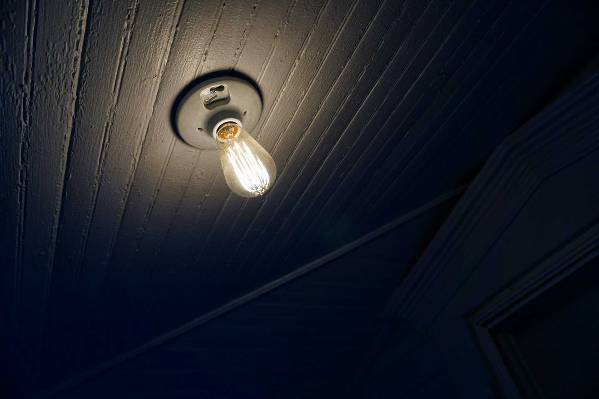 Una bombilla en el techo | Fuente: Unsplash