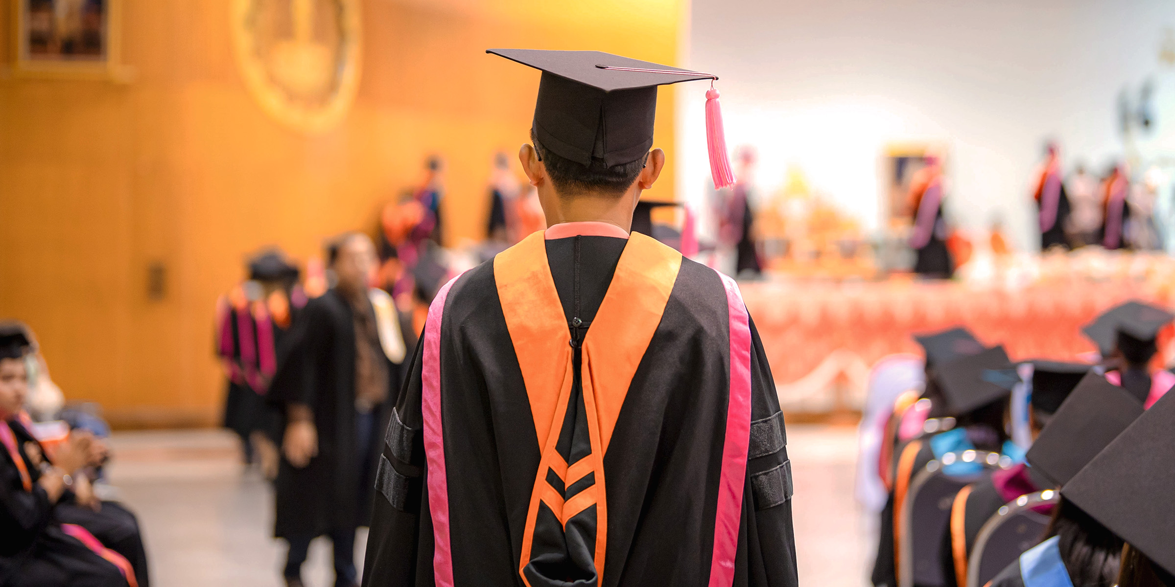 Estudiantes universitarios en una ceremonia de graduación | Fuente: Shutterstock