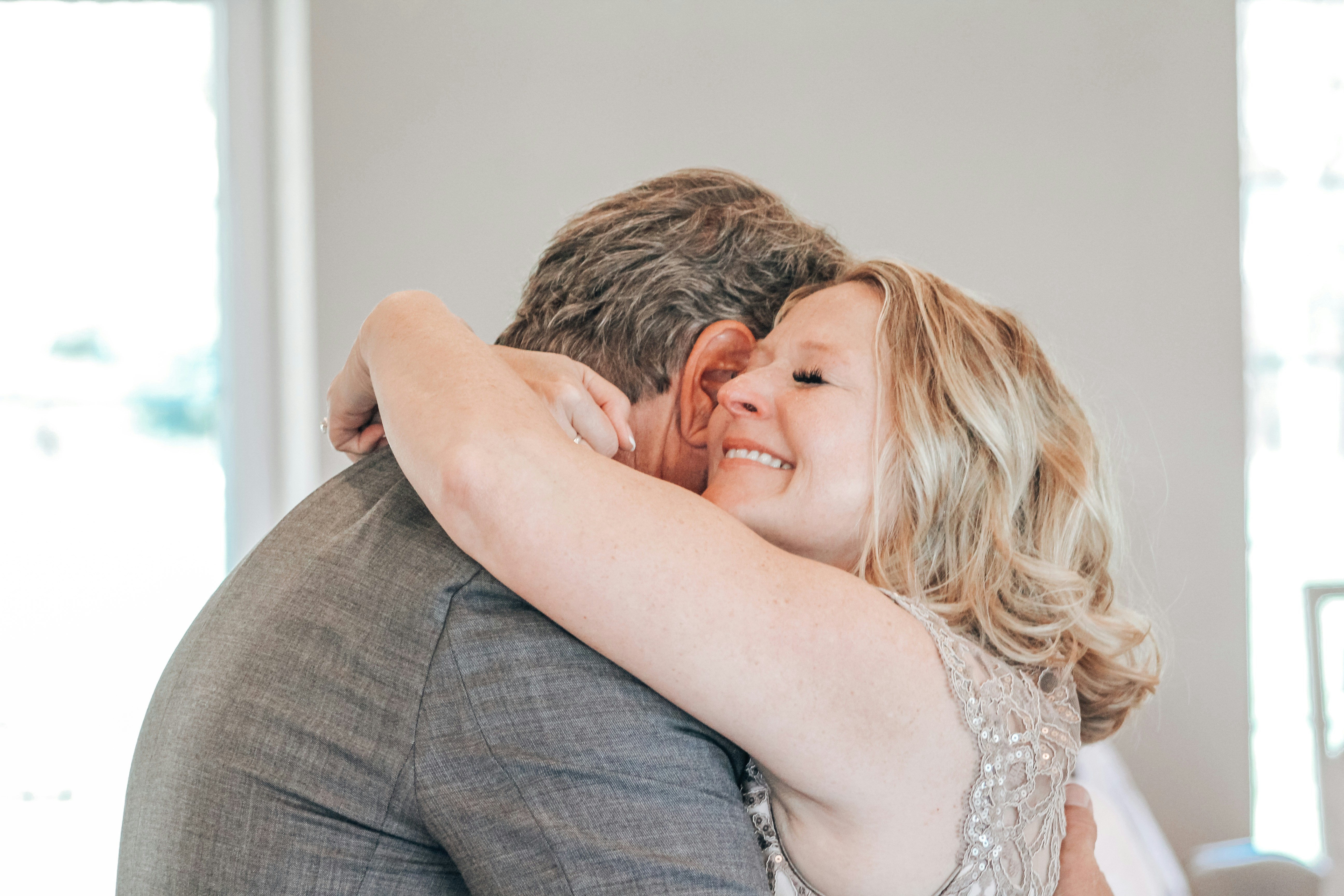 Un padre y su hija abrazándose | Fuente: Unsplash