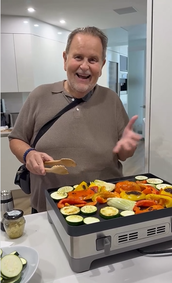 Raúl de Molina preparando una comida con vegetales a la parrilla | Fuente: Instagram/rauldemolina