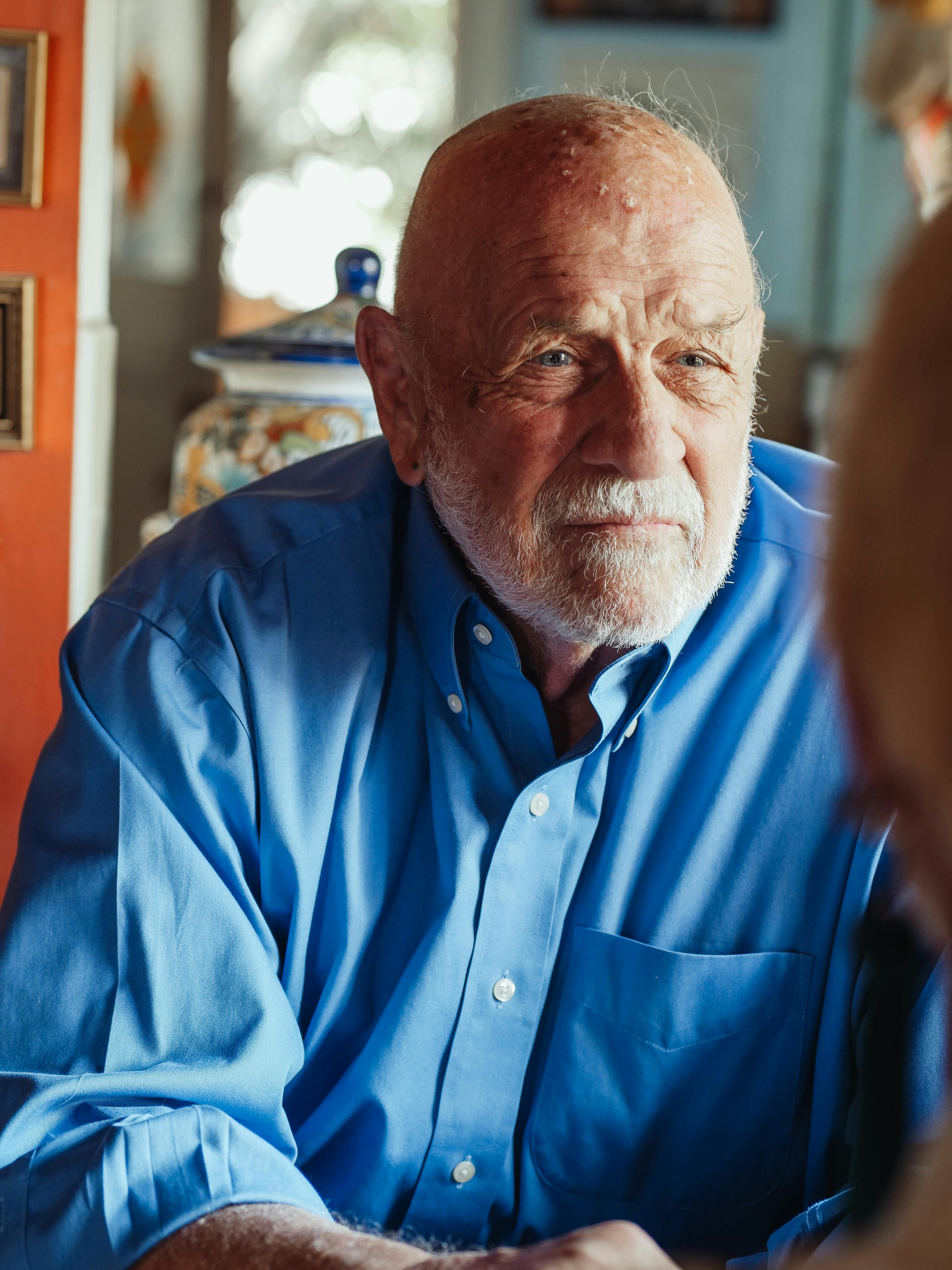 Un hombre hablando con alguien | Fuente: Pexels