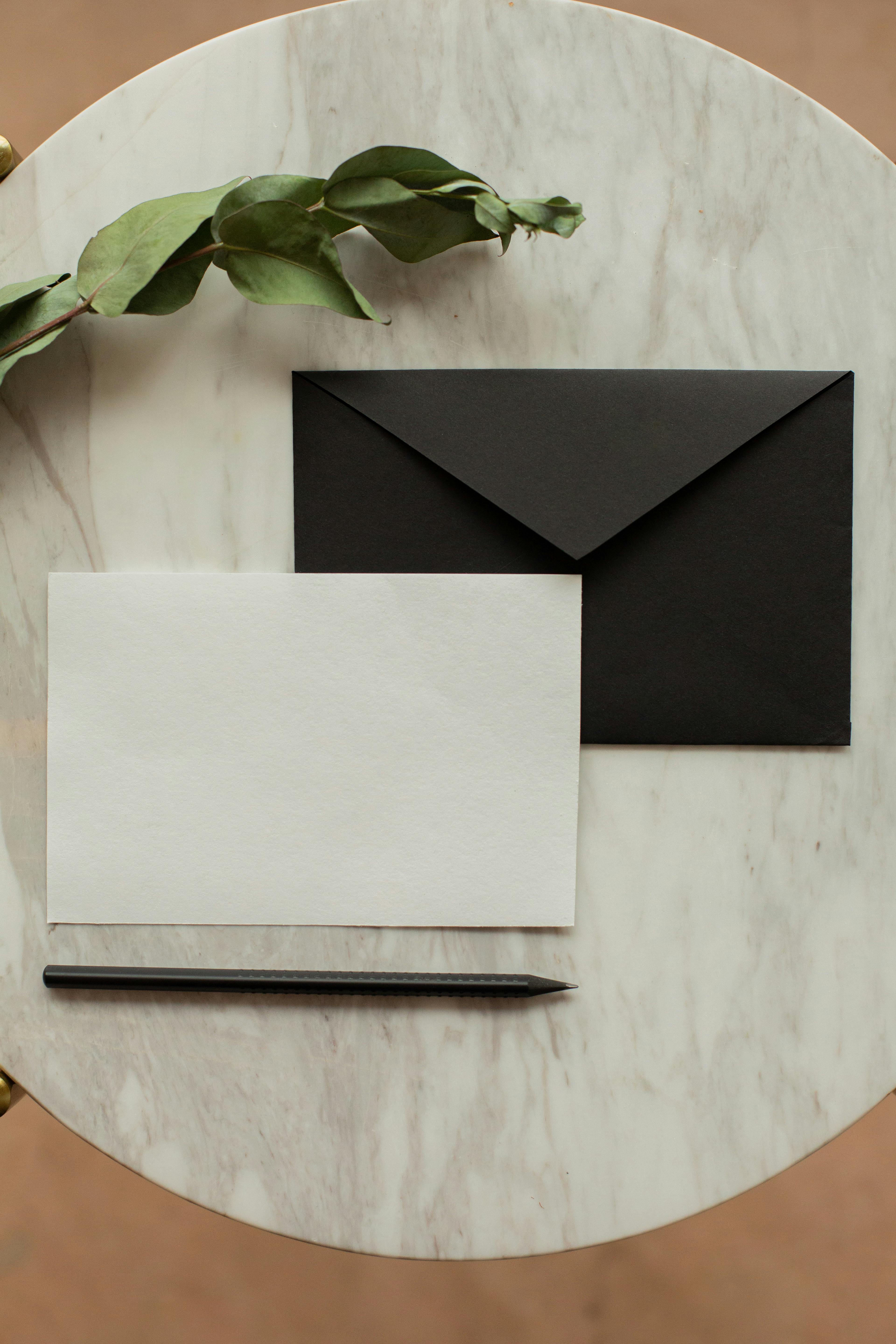 Un sobre sobre una mesa | Fuente: Pexels