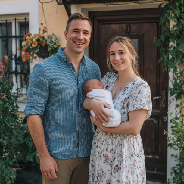 Una pareja feliz con su bebé | Fuente: Midjourney