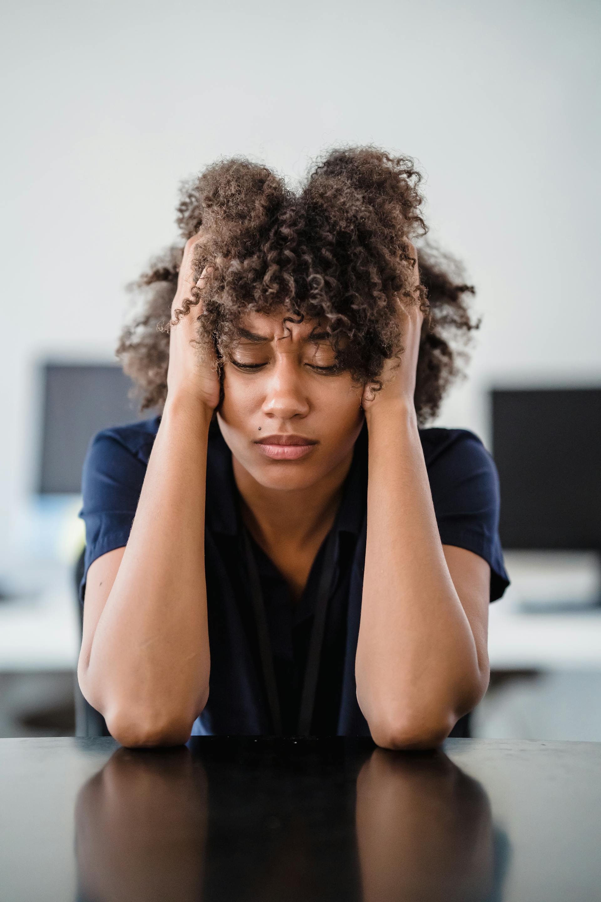 Una mujer con la cabeza entre las manos | Fuente: Pexels