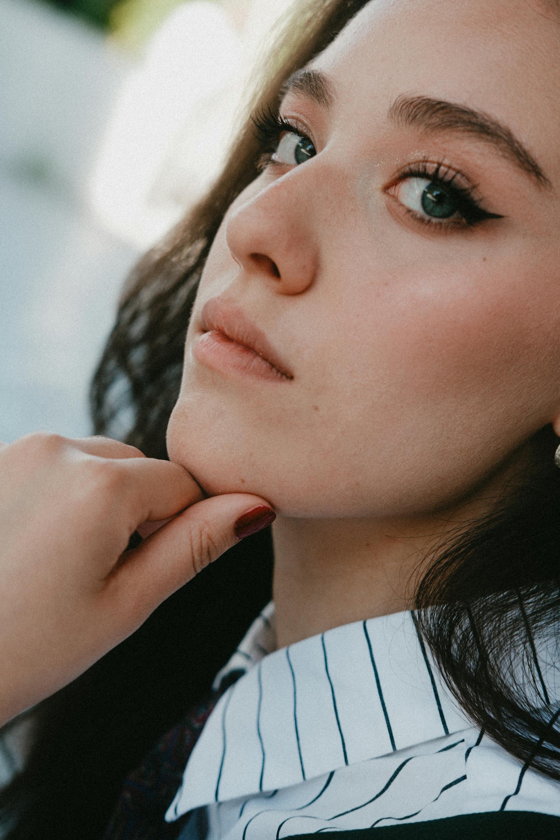 Una mujer con expresión pensativa | Fuente: Pexels