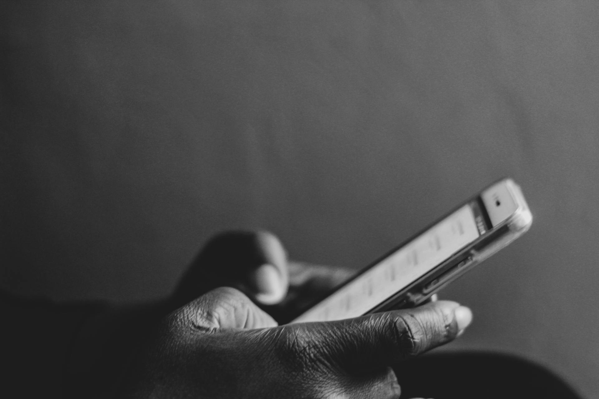 Una persona utilizando su teléfono móvil | Fuente: Pexels