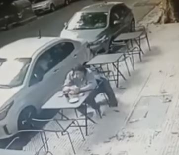 El hombre en el bar, segundos antes del accidente | Fuente: TikTok/todonoticias