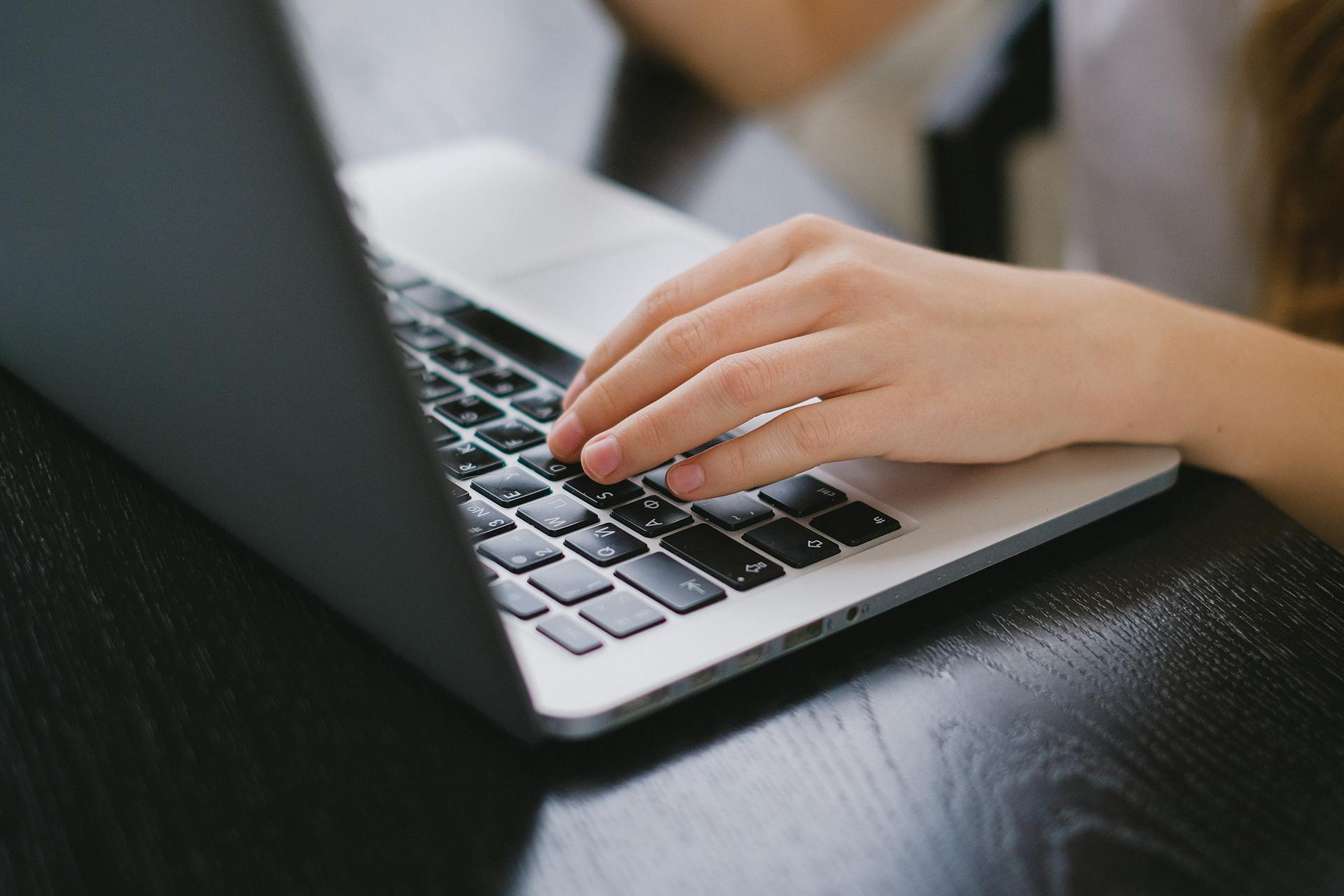 Una persona utilizando un ordenador portátil | Fuente: Pexels