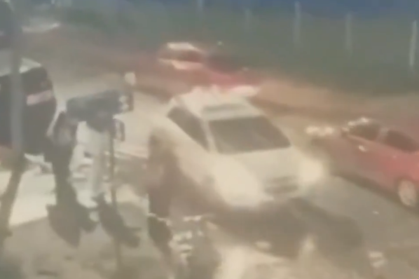 Las tres chicas fueron vistas subiendo a esta camioneta blanca. | Fuente: X/@Hechosanderecho
