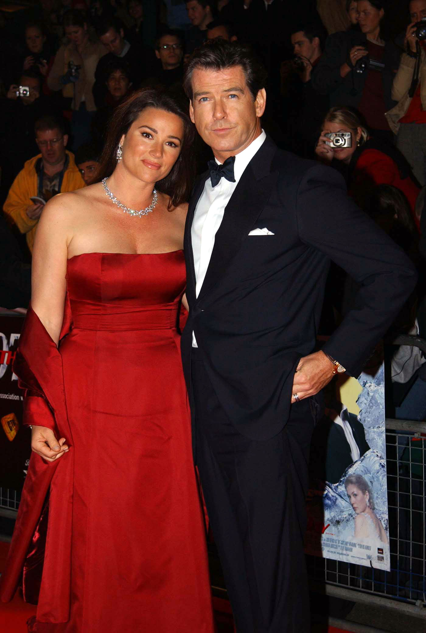 El elegante vestido rojo de Keely y su larga melena morena recordaban su glamuroso look de 1997, con Pierce posando una vez más orgulloso a su lado. | Fuente: Getty Images.