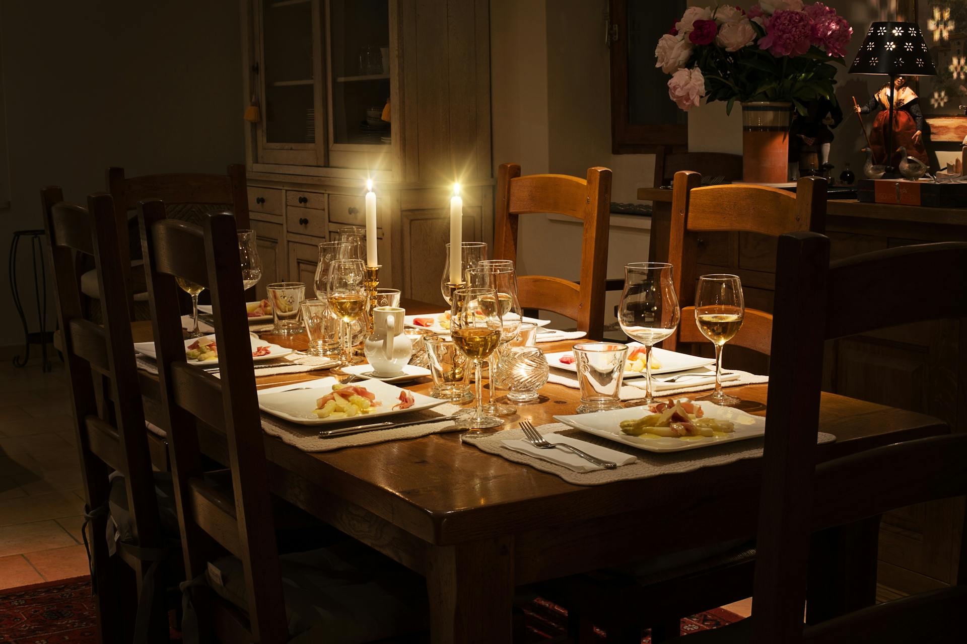 Una mesa de comedor con comida servida | Fuente: Pexels