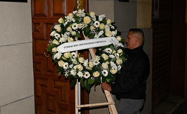 Numerosas coronas de flores llegan a la capilla ardiente de Fernando Ónega en la Casa de Galicia en Madrid, el 4 de marzo de 2026, en Madrid, España | Fuente: Getty Images