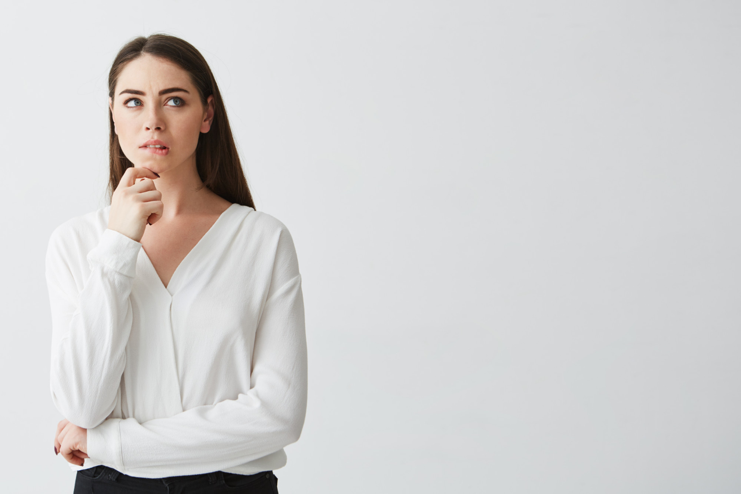 Una mujer perdida en sus pensamientos | Fuente: Freepik