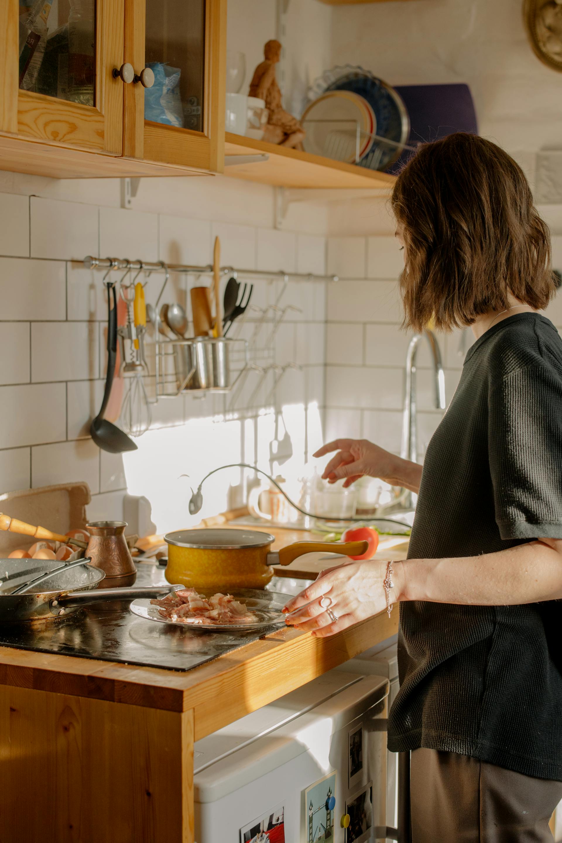 Una joven cocinando | Fuente: Pexels