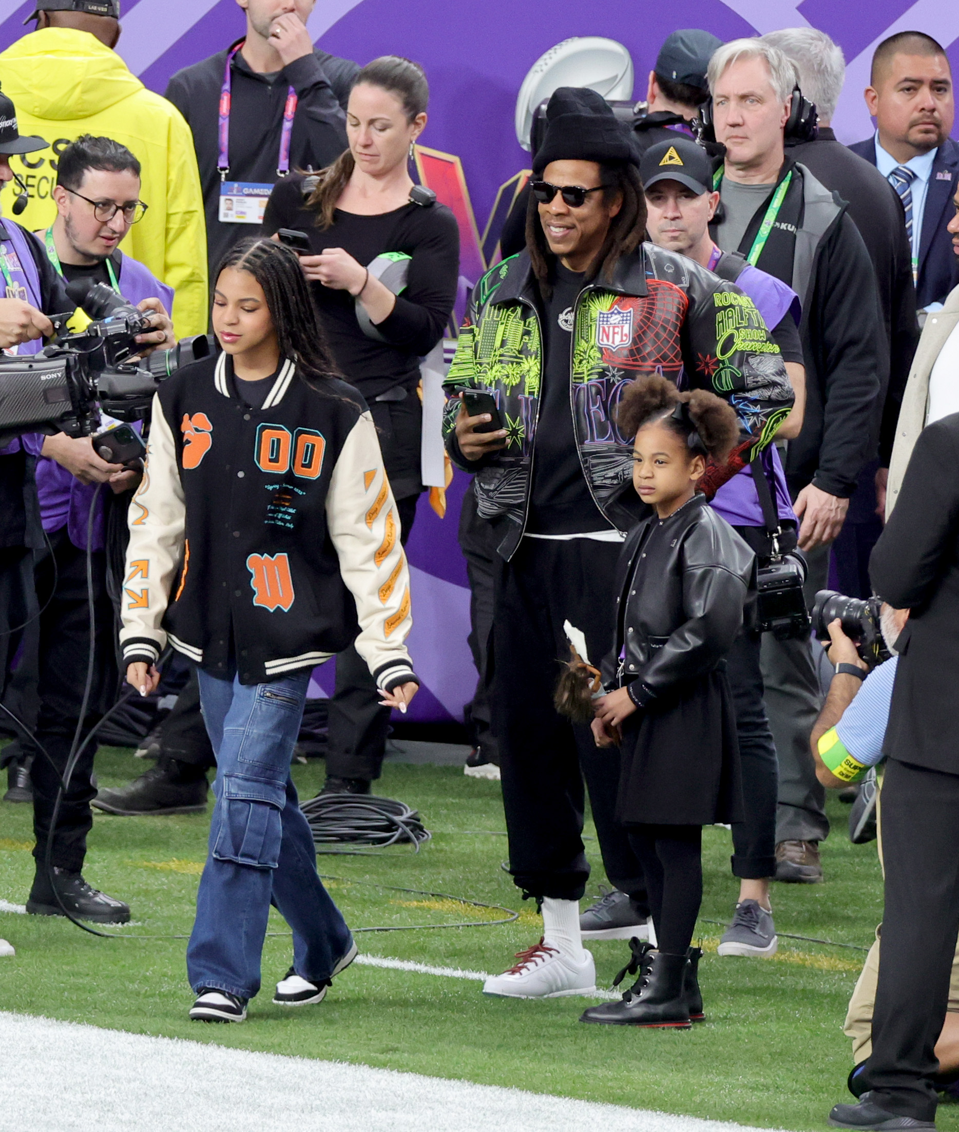 Jay-Z con sus hijas Blue Ivy y Rumi antes de la Super Bowl LVIII en Las Vegas, Nevada, el 11 de febrero de 2024. | Fuente: Getty Images