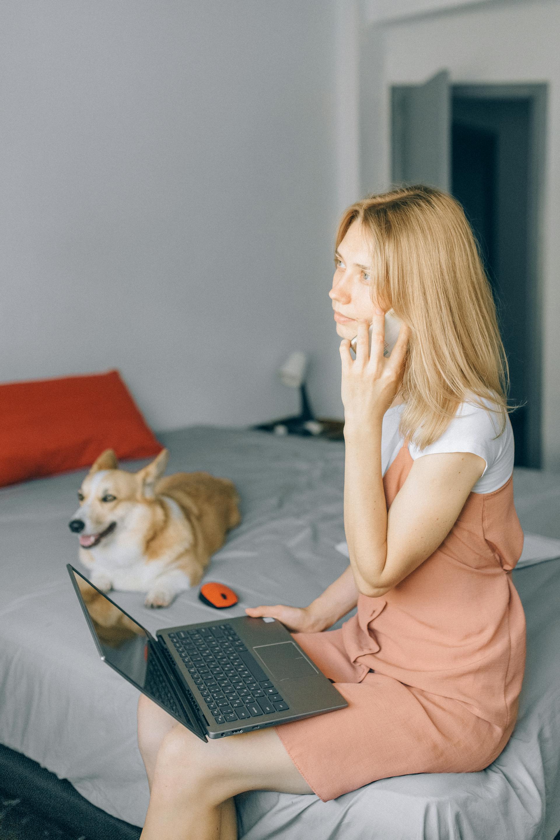 Una mujer hablando por el móvil | Fuente: Pexels
