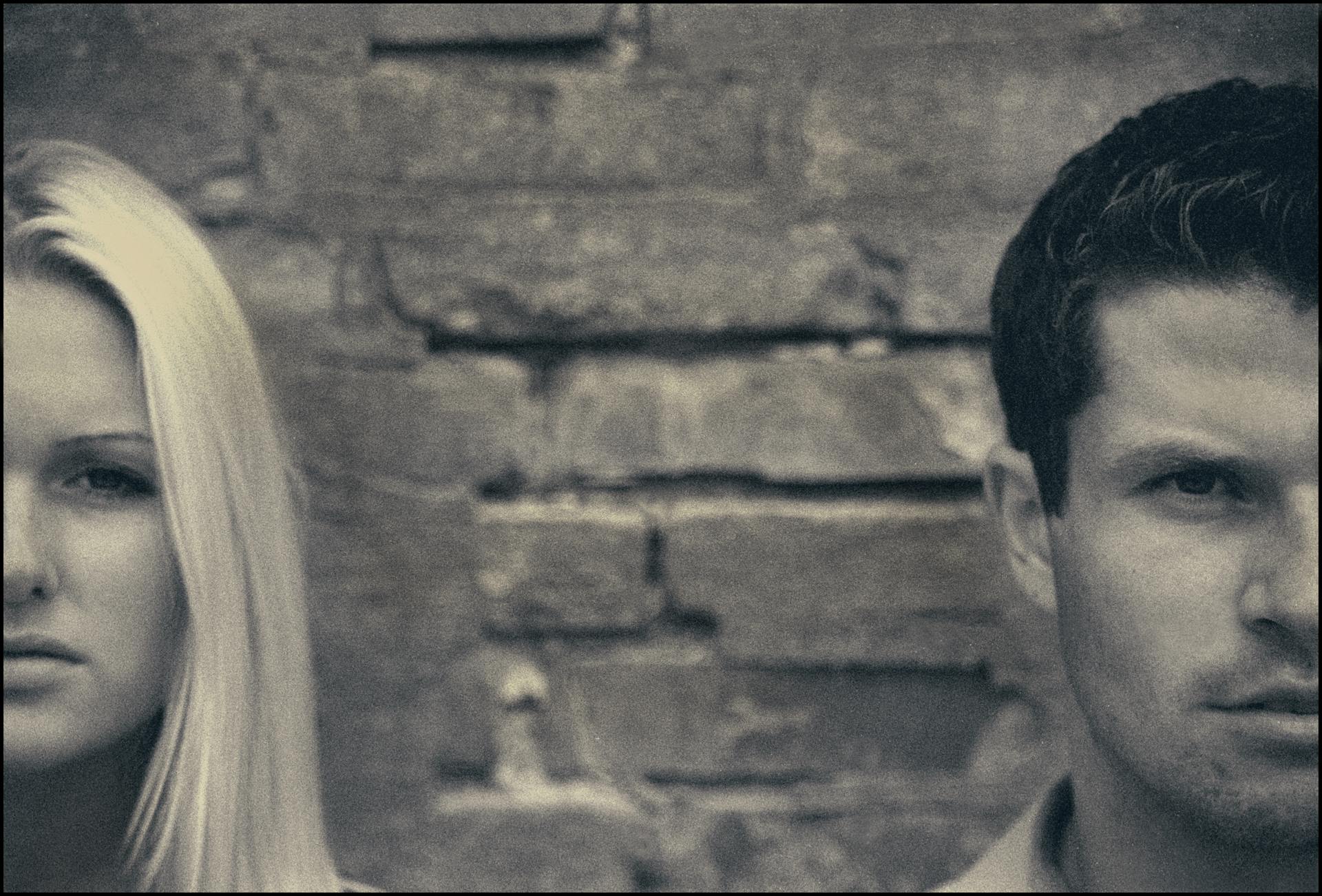 Una foto en escala de grises de una pareja separada | Fuente: Pexels