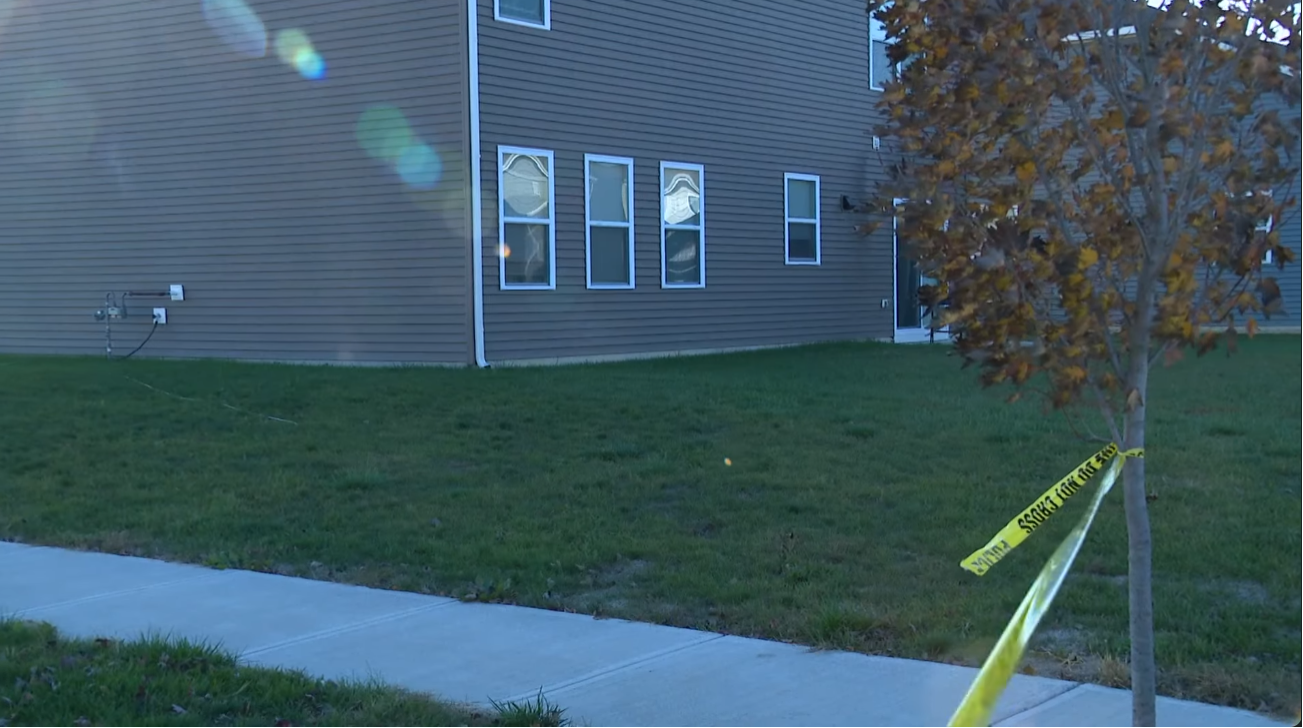 Lateral de la casa donde ocurrió la tragedia | Fuente: YouTube/WTHR