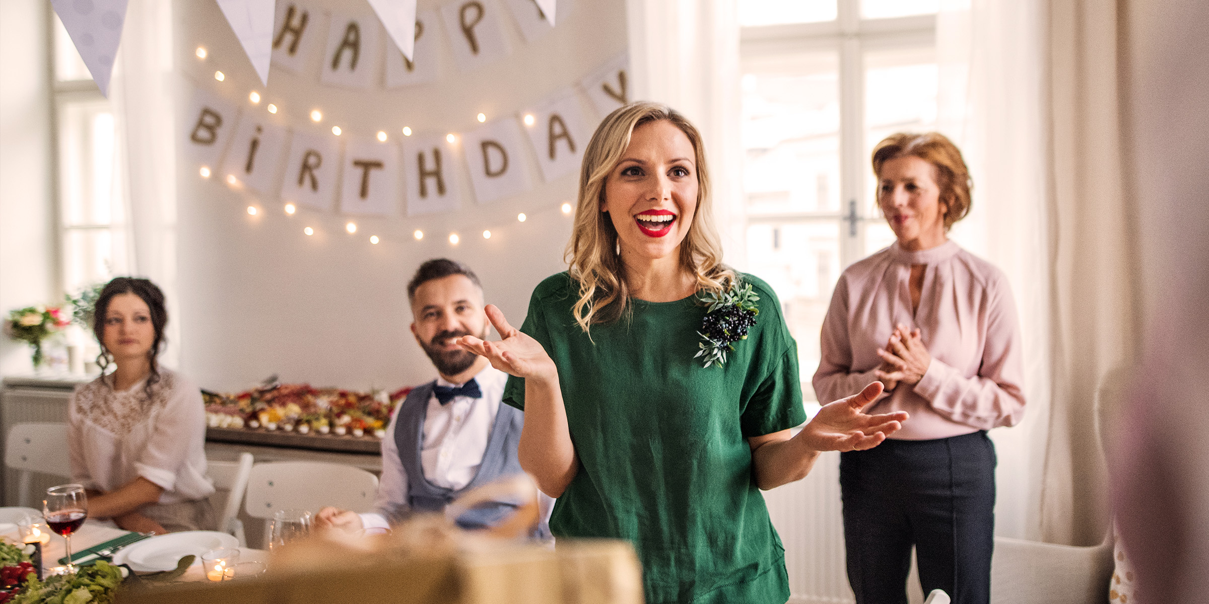 Gente en una fiesta de cumpleaños | Fuente: Shutterstock