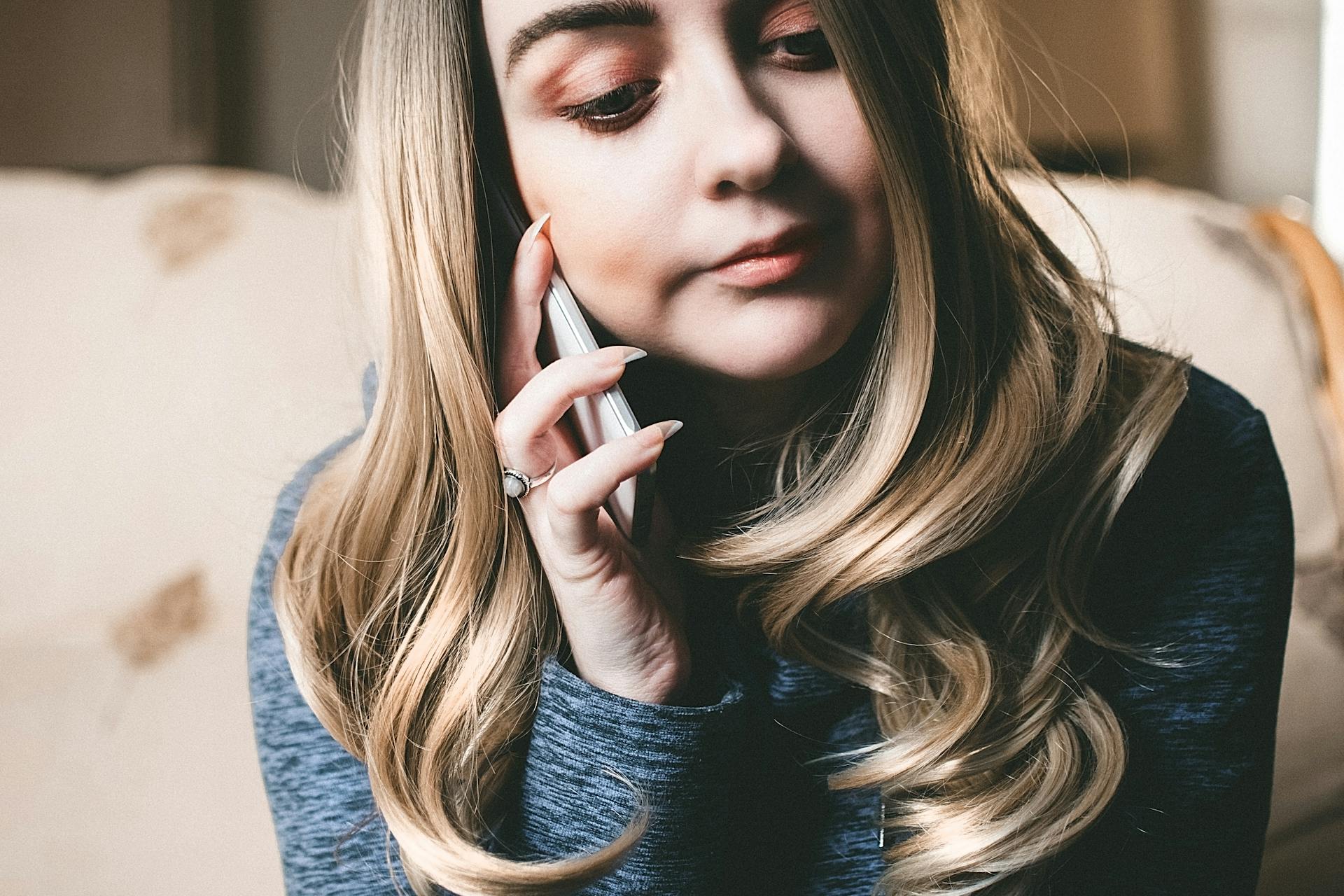 Una mujer hablando por el móvil | Fuente: Pexels