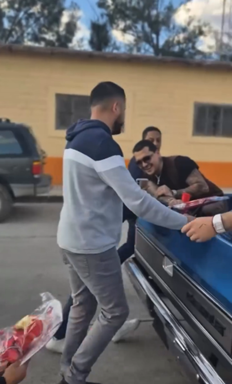 Christian Nodal junto a la familia Aguilar repartiendo juguetes en Zacatecas, México | Fuente: Instagram/elgordoylaflaca