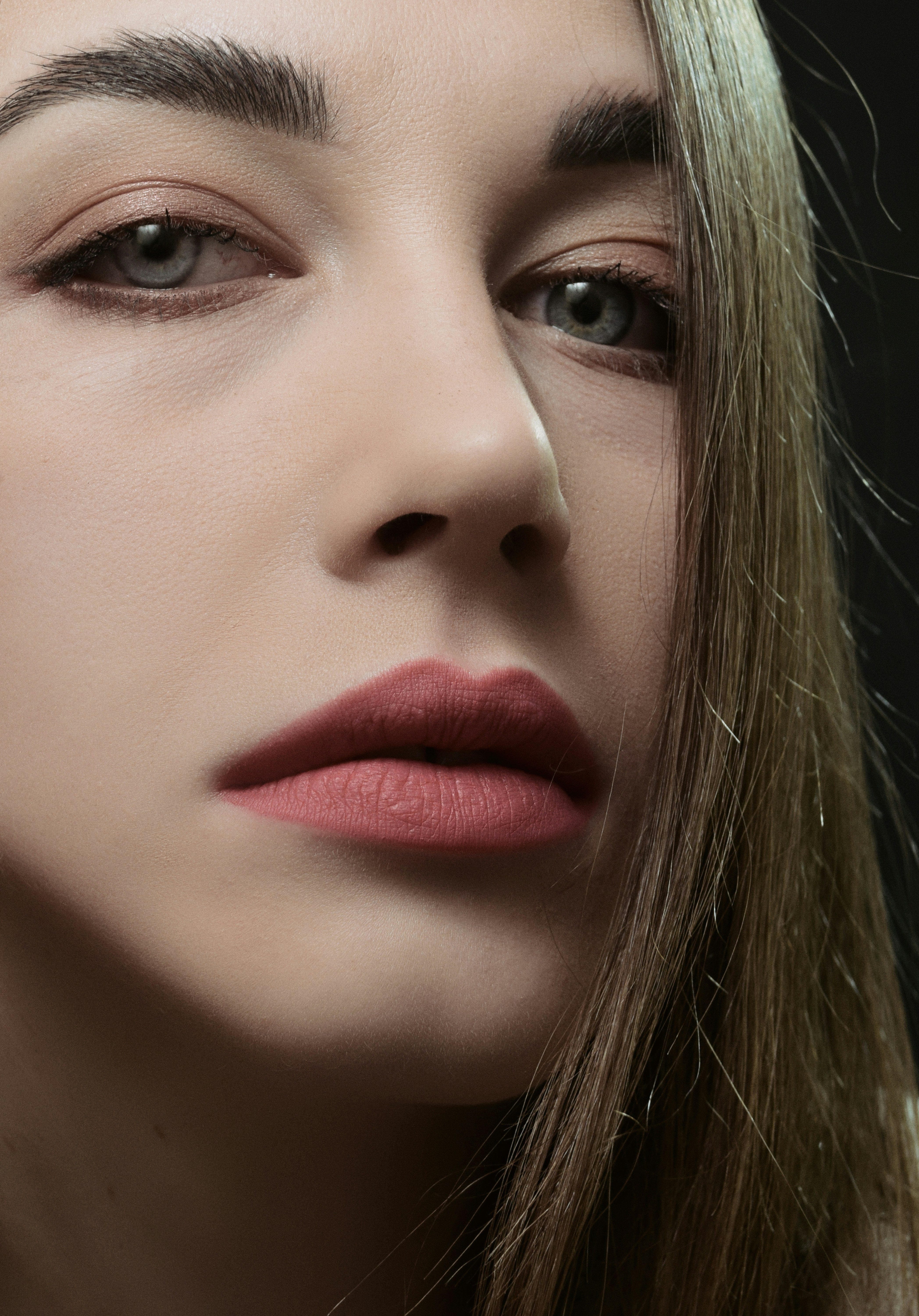 Primer plano de una chica maquillada | Fuente: Unsplash