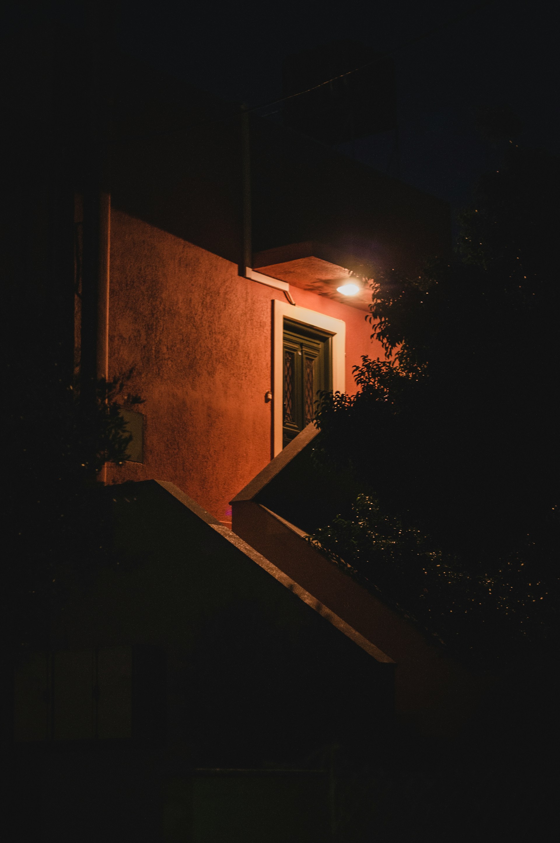Toma nocturna de un edificio con una ventana | Fuente: Unsplash